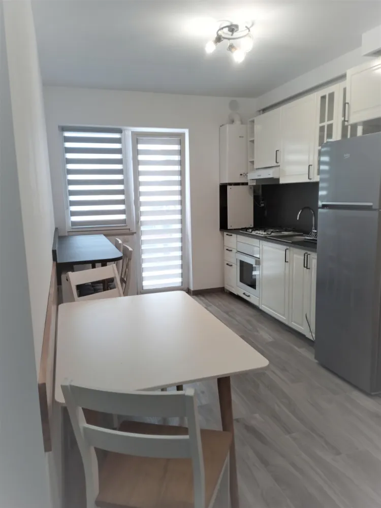 INCHIRIEZ APARTAMENT MODERN 2 CAMERE - VIVO CLUJ - 😀 Persoana fizica inchiriez apartament modern cu 2 camere (un dormitor matrimonial si un dormitor cu pat de o persoana) plus bucatarie cu living, baie, balcon si debara.🌎 Apartamentul se afla in zona Vivo, pe strada Avram Iancu 456, Floresti, intr-un bloc nou, la etajul 4 din 7.🖼️ Apartamentul este frumos mobilat, dotat cu centrala termica, usa antiefractie, mobila IKEA, frigider, aragaz, cuptor electric, televizor, masina de spalat haine. Exista si un balcon cu acces din bucatarie si o debara inchisa pe balcon.🚗 Apartamentul se inchiriaza impreuna cu o parcare exterioara.✉️ Pretul de inchiriere este de 530 Euro pe luna.📌 Telefon de contact 0722191526.