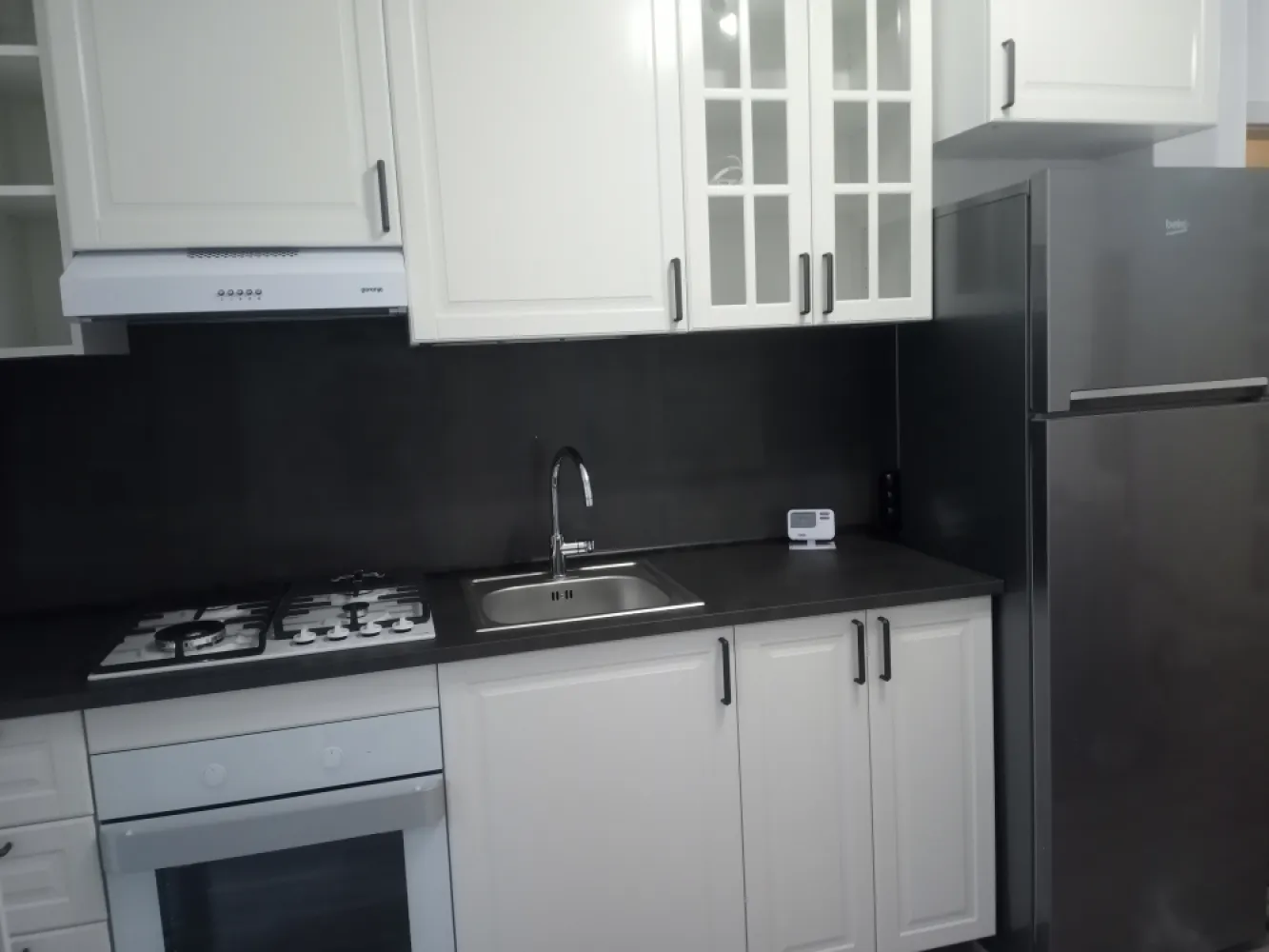 INCHIRIEZ APARTAMENT MODERN 2 CAMERE - VIVO CLUJ - 😀 Persoana fizica inchiriez apartament modern cu 2 camere (un dormitor matrimonial si un dormitor cu pat de o persoana) plus bucatarie cu living, baie, balcon si debara.🌎 Apartamentul se afla in zona Vivo, pe strada Avram Iancu 456, Floresti, intr-un bloc nou, la etajul 4 din 7.🖼️ Apartamentul este frumos mobilat, dotat cu centrala termica, usa antiefractie, mobila IKEA, frigider, aragaz, cuptor electric, televizor, masina de spalat haine. Exista si un balcon cu acces din bucatarie si o debara inchisa pe balcon.🚗 Apartamentul se inchiriaza impreuna cu o parcare exterioara.✉️ Pretul de inchiriere este de 530 Euro pe luna.📌 Telefon de contact 0722191526.