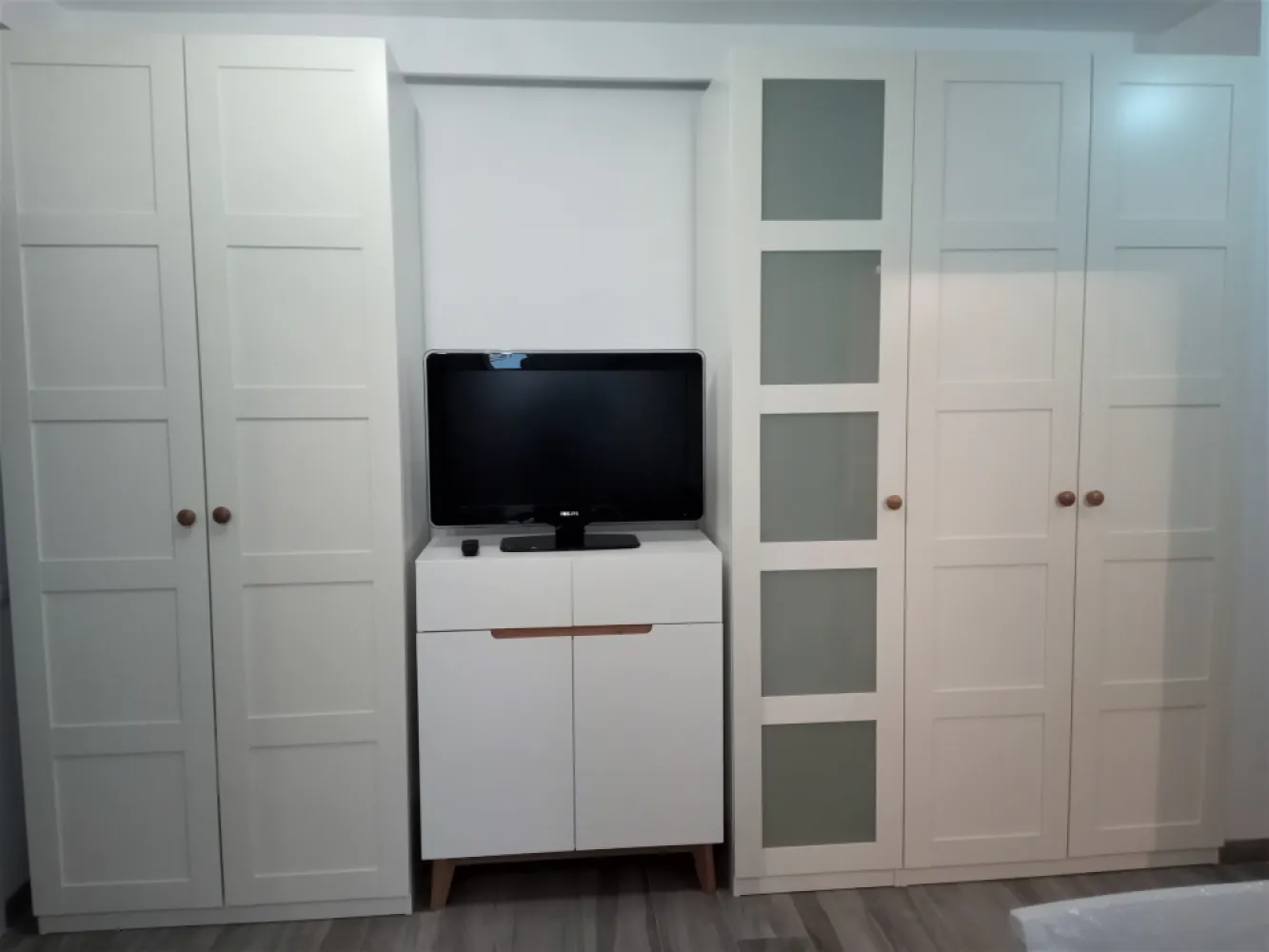 INCHIRIEZ APARTAMENT MODERN 2 CAMERE - VIVO CLUJ - 😀 Persoana fizica inchiriez apartament modern cu 2 camere (un dormitor matrimonial si un dormitor cu pat de o persoana) plus bucatarie cu living, baie, balcon si debara.🌎 Apartamentul se afla in zona Vivo, pe strada Avram Iancu 456, Floresti, intr-un bloc nou, la etajul 4 din 7.🖼️ Apartamentul este frumos mobilat, dotat cu centrala termica, usa antiefractie, mobila IKEA, frigider, aragaz, cuptor electric, televizor, masina de spalat haine. Exista si un balcon cu acces din bucatarie si o debara inchisa pe balcon.🚗 Apartamentul se inchiriaza impreuna cu o parcare exterioara.✉️ Pretul de inchiriere este de 530 Euro pe luna.📌 Telefon de contact 0722191526.