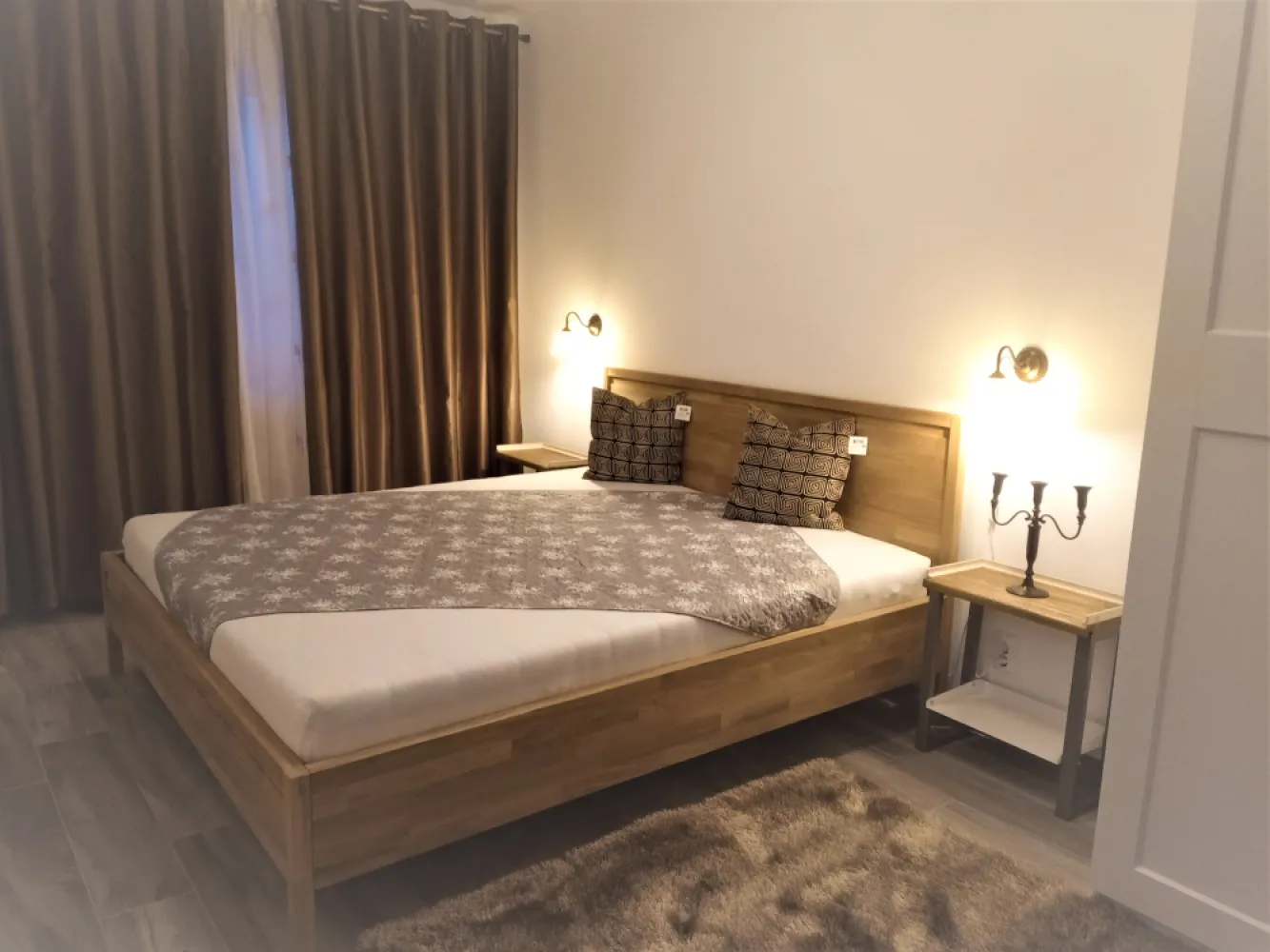 INCHIRIEZ APARTAMENT MODERN 2 CAMERE - VIVO CLUJ - 😀 Persoana fizica inchiriez apartament modern cu 2 camere (un dormitor matrimonial si un dormitor cu pat de o persoana) plus bucatarie cu living, baie, balcon si debara.🌎 Apartamentul se afla in zona Vivo, pe strada Avram Iancu 456, Floresti, intr-un bloc nou, la etajul 4 din 7.🖼️ Apartamentul este frumos mobilat, dotat cu centrala termica, usa antiefractie, mobila IKEA, frigider, aragaz, cuptor electric, televizor, masina de spalat haine. Exista si un balcon cu acces din bucatarie si o debara inchisa pe balcon.🚗 Apartamentul se inchiriaza impreuna cu o parcare exterioara.✉️ Pretul de inchiriere este de 530 Euro pe luna.📌 Telefon de contact 0722191526.