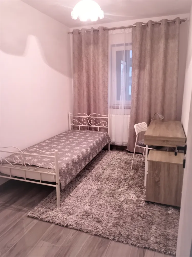 INCHIRIEZ APARTAMENT MODERN 2 CAMERE - VIVO CLUJ - 😀 Persoana fizica inchiriez apartament modern cu 2 camere (un dormitor matrimonial si un dormitor cu pat de o persoana) plus bucatarie cu living, baie, balcon si debara.🌎 Apartamentul se afla in zona Vivo, pe strada Avram Iancu 456, Floresti, intr-un bloc nou, la etajul 4 din 7.🖼️ Apartamentul este frumos mobilat, dotat cu centrala termica, usa antiefractie, mobila IKEA, frigider, aragaz, cuptor electric, televizor, masina de spalat haine. Exista si un balcon cu acces din bucatarie si o debara inchisa pe balcon.🚗 Apartamentul se inchiriaza impreuna cu o parcare exterioara.✉️ Pretul de inchiriere este de 530 Euro pe luna.📌 Telefon de contact 0722191526.
