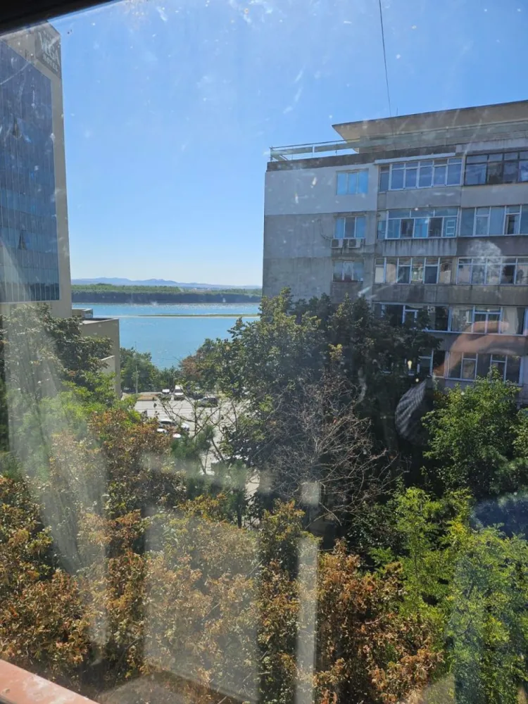 Vanzare - 2 camere, P-uri - Faleza - Descoperă oportunitatea perfectă de a locui sau investi într-un apartament cu doua camere chiar în inima orașului! 
Caracteristici principale:
Suprafață totală: 46 mp | Suprafață utilă: 43,26 mp
Etaj: 6 din 7, cu vedere laterală spre Dunăre, care îți va încânta privirea în fiecare zi
Compartimentare practică și luminoasă
Necesită renovare, oferindu-ți posibilitatea de a-l personaliza după gustul tău
Geam la baie pentru confort sporit

Locație privilegiată:
P-uri,Elice - În imediata apropiere de restaurante, magazine, parcuri și toate facilitățile de care ai nevoie
În zona ultracentrală, ideală pentru cei care apreciază accesul facil la toate punctele de interes ale orașului

Preț: 75.000 euro negociabil
Apartamentul este liber, pregatit pentru vanzare, se accepta credit. 

Aceasta este o ofertă exclusivă, care nu trebuie ratată! 
Pentru mai multe detalii sau pentru a programa o vizionare, nu ezita să ne contactezi: 0746.252.252 - Liliana Ene, consilier imobiliar Mag Invest!
Nu pierde șansa de a deveni proprietarul unui apartament deosebit, situat în cea mai căutată zonă a orașului!