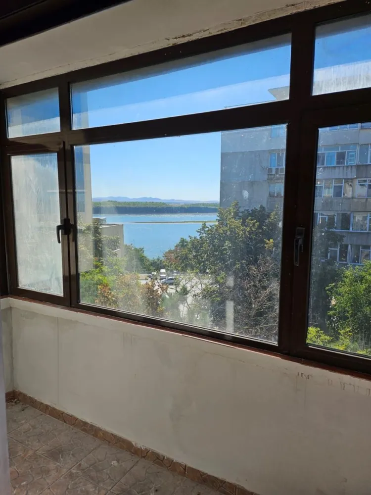 Vanzare - 2 camere, P-uri - Faleza - Descoperă oportunitatea perfectă de a locui sau investi într-un apartament cu doua camere chiar în inima orașului! 
Caracteristici principale:
Suprafață totală: 46 mp | Suprafață utilă: 43,26 mp
Etaj: 6 din 7, cu vedere laterală spre Dunăre, care îți va încânta privirea în fiecare zi
Compartimentare practică și luminoasă
Necesită renovare, oferindu-ți posibilitatea de a-l personaliza după gustul tău
Geam la baie pentru confort sporit

Locație privilegiată:
P-uri,Elice - În imediata apropiere de restaurante, magazine, parcuri și toate facilitățile de care ai nevoie
În zona ultracentrală, ideală pentru cei care apreciază accesul facil la toate punctele de interes ale orașului

Preț: 75.000 euro negociabil
Apartamentul este liber, pregatit pentru vanzare, se accepta credit. 

Aceasta este o ofertă exclusivă, care nu trebuie ratată! 
Pentru mai multe detalii sau pentru a programa o vizionare, nu ezita să ne contactezi: 0746.252.252 - Liliana Ene, consilier imobiliar Mag Invest!
Nu pierde șansa de a deveni proprietarul unui apartament deosebit, situat în cea mai căutată zonă a orașului!