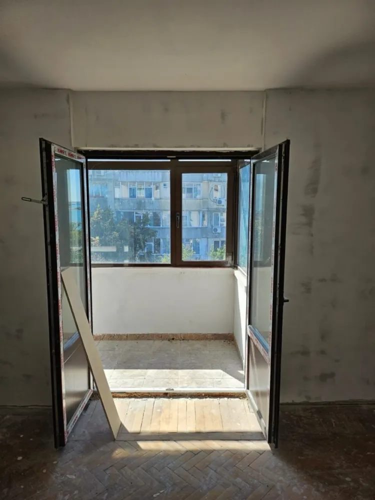 Vanzare - 2 camere, P-uri - Faleza - Descoperă oportunitatea perfectă de a locui sau investi într-un apartament cu doua camere chiar în inima orașului! 
Caracteristici principale:
Suprafață totală: 46 mp | Suprafață utilă: 43,26 mp
Etaj: 6 din 7, cu vedere laterală spre Dunăre, care îți va încânta privirea în fiecare zi
Compartimentare practică și luminoasă
Necesită renovare, oferindu-ți posibilitatea de a-l personaliza după gustul tău
Geam la baie pentru confort sporit

Locație privilegiată:
P-uri,Elice - În imediata apropiere de restaurante, magazine, parcuri și toate facilitățile de care ai nevoie
În zona ultracentrală, ideală pentru cei care apreciază accesul facil la toate punctele de interes ale orașului

Preț: 75.000 euro negociabil
Apartamentul este liber, pregatit pentru vanzare, se accepta credit. 

Aceasta este o ofertă exclusivă, care nu trebuie ratată! 
Pentru mai multe detalii sau pentru a programa o vizionare, nu ezita să ne contactezi: 0746.252.252 - Liliana Ene, consilier imobiliar Mag Invest!
Nu pierde șansa de a deveni proprietarul unui apartament deosebit, situat în cea mai căutată zonă a orașului!