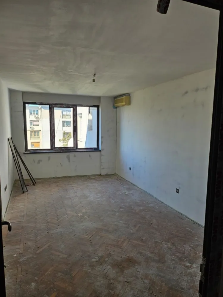 Vanzare - 2 camere, P-uri - Faleza - Descoperă oportunitatea perfectă de a locui sau investi într-un apartament cu doua camere chiar în inima orașului! 
Caracteristici principale:
Suprafață totală: 46 mp | Suprafață utilă: 43,26 mp
Etaj: 6 din 7, cu vedere laterală spre Dunăre, care îți va încânta privirea în fiecare zi
Compartimentare practică și luminoasă
Necesită renovare, oferindu-ți posibilitatea de a-l personaliza după gustul tău
Geam la baie pentru confort sporit

Locație privilegiată:
P-uri,Elice - În imediata apropiere de restaurante, magazine, parcuri și toate facilitățile de care ai nevoie
În zona ultracentrală, ideală pentru cei care apreciază accesul facil la toate punctele de interes ale orașului

Preț: 75.000 euro negociabil
Apartamentul este liber, pregatit pentru vanzare, se accepta credit. 

Aceasta este o ofertă exclusivă, care nu trebuie ratată! 
Pentru mai multe detalii sau pentru a programa o vizionare, nu ezita să ne contactezi: 0746.252.252 - Liliana Ene, consilier imobiliar Mag Invest!
Nu pierde șansa de a deveni proprietarul unui apartament deosebit, situat în cea mai căutată zonă a orașului!