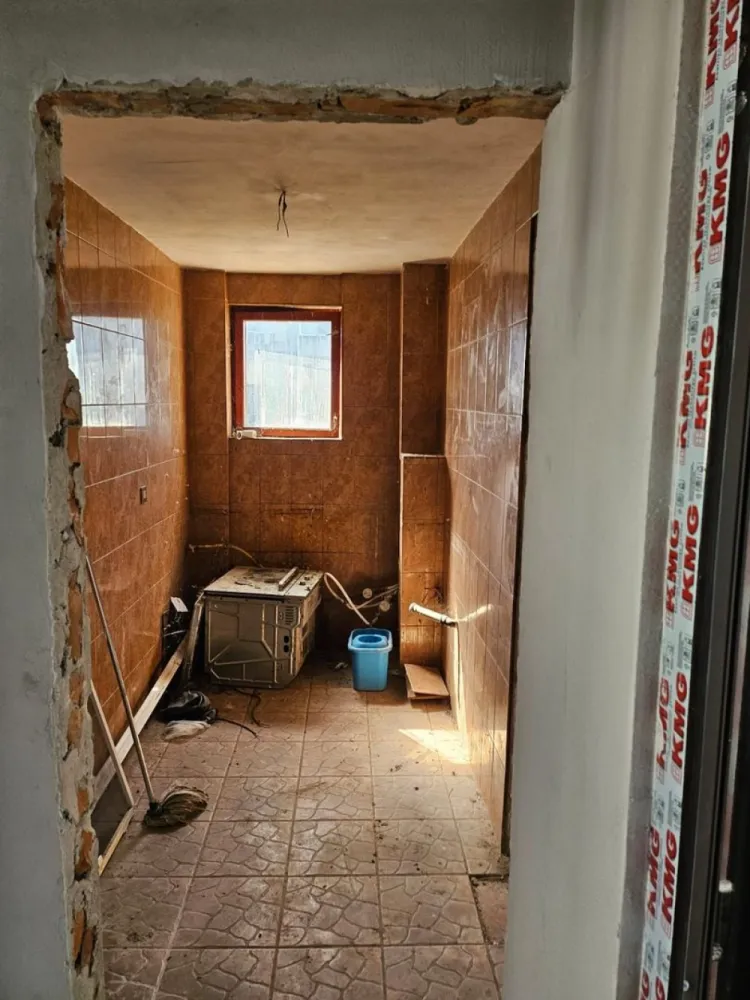 Vanzare - 2 camere, P-uri - Faleza - Descoperă oportunitatea perfectă de a locui sau investi într-un apartament cu doua camere chiar în inima orașului! 
Caracteristici principale:
Suprafață totală: 46 mp | Suprafață utilă: 43,26 mp
Etaj: 6 din 7, cu vedere laterală spre Dunăre, care îți va încânta privirea în fiecare zi
Compartimentare practică și luminoasă
Necesită renovare, oferindu-ți posibilitatea de a-l personaliza după gustul tău
Geam la baie pentru confort sporit

Locație privilegiată:
P-uri,Elice - În imediata apropiere de restaurante, magazine, parcuri și toate facilitățile de care ai nevoie
În zona ultracentrală, ideală pentru cei care apreciază accesul facil la toate punctele de interes ale orașului

Preț: 75.000 euro negociabil
Apartamentul este liber, pregatit pentru vanzare, se accepta credit. 

Aceasta este o ofertă exclusivă, care nu trebuie ratată! 
Pentru mai multe detalii sau pentru a programa o vizionare, nu ezita să ne contactezi: 0746.252.252 - Liliana Ene, consilier imobiliar Mag Invest!
Nu pierde șansa de a deveni proprietarul unui apartament deosebit, situat în cea mai căutată zonă a orașului!