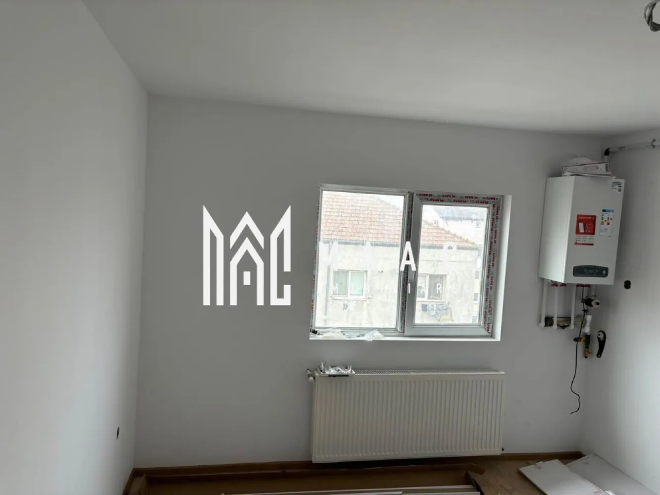 Apartament rezidențial I 2 camere I 44mpu I Stefan Cel Mare - MAAC Imobiliare vă propune spre vânzare un apartament modern cu 2 camere, situat în zona Broscărie din Sibiu, o proprietate potrivită pentru cei care își doresc un cămin confortabil sau o investiție într-o zonă bine conectată a orașului.

Apartamentul este decomandat și are o suprafață utilă de 44 mp, fiind compartimentat eficient pentru a oferi funcționalitate și confort:
-1 dormitor
-1 living open-space cu bucătărie
-1 baie
-1 hol

Locuința este situată la mansardă, într-un imobil tip bloc din cărămidă, construit în anul 1980. Apartamentul a fost finalizat în 2013 și complet renovat în 2024, beneficiind de îmbunătățiri moderne.

Dotări și finisaje:
-încălzire proprie cu centrală termică
-calorifere
-predare la stadiul de cheie: uși celulare, parchet, gresie, faianță
-posibilitate de predare la stadiul de alb, în funcție de preferințe

Amplasarea în zona Broscărie oferă acces rapid către puncte de interes, mijloace de transport în comun și alte facilități urbane, asigurând un stil de viață practic și echilibrat.

Pentru mai multe detalii sau pentru programarea unei vizionări, vă rugăm să menționați numărul CP2824087 la telefon.