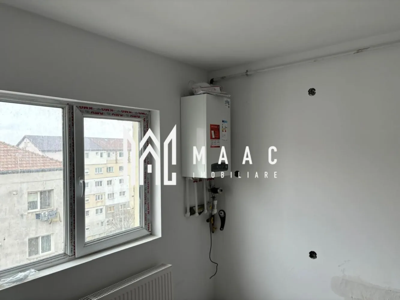 Apartament rezidențial I 2 camere I 44mpu I Stefan Cel Mare - MAAC Imobiliare vă propune spre vânzare un apartament modern cu 2 camere, situat în zona Broscărie din Sibiu, o proprietate potrivită pentru cei care își doresc un cămin confortabil sau o investiție într-o zonă bine conectată a orașului.

Apartamentul este decomandat și are o suprafață utilă de 44 mp, fiind compartimentat eficient pentru a oferi funcționalitate și confort:
-1 dormitor
-1 living open-space cu bucătărie
-1 baie
-1 hol

Locuința este situată la mansardă, într-un imobil tip bloc din cărămidă, construit în anul 1980. Apartamentul a fost finalizat în 2013 și complet renovat în 2024, beneficiind de îmbunătățiri moderne.

Dotări și finisaje:
-încălzire proprie cu centrală termică
-calorifere
-predare la stadiul de cheie: uși celulare, parchet, gresie, faianță
-posibilitate de predare la stadiul de alb, în funcție de preferințe

Amplasarea în zona Broscărie oferă acces rapid către puncte de interes, mijloace de transport în comun și alte facilități urbane, asigurând un stil de viață practic și echilibrat.

Pentru mai multe detalii sau pentru programarea unei vizionări, vă rugăm să menționați numărul CP2824087 la telefon.