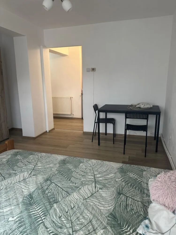 BRASADAS vinde garsoniera RENOVATA la PARTER in Micro 14. - Agentia Imobiliara BRASADAS vinde garsoniera RENOVATA situata in Micro 14 la parter inalt in bloc din caramida , compus din 1 camera decomandata , bucatarie , baie , hol si loc de depozitat.
enovat si dispune de geamuri termopane , incalzire cu microcentrala pe gaz , parchet laminat , usa metalica , gresie-faianta si se preda complet mobilat si utilat.
Www.brasadas.com.
