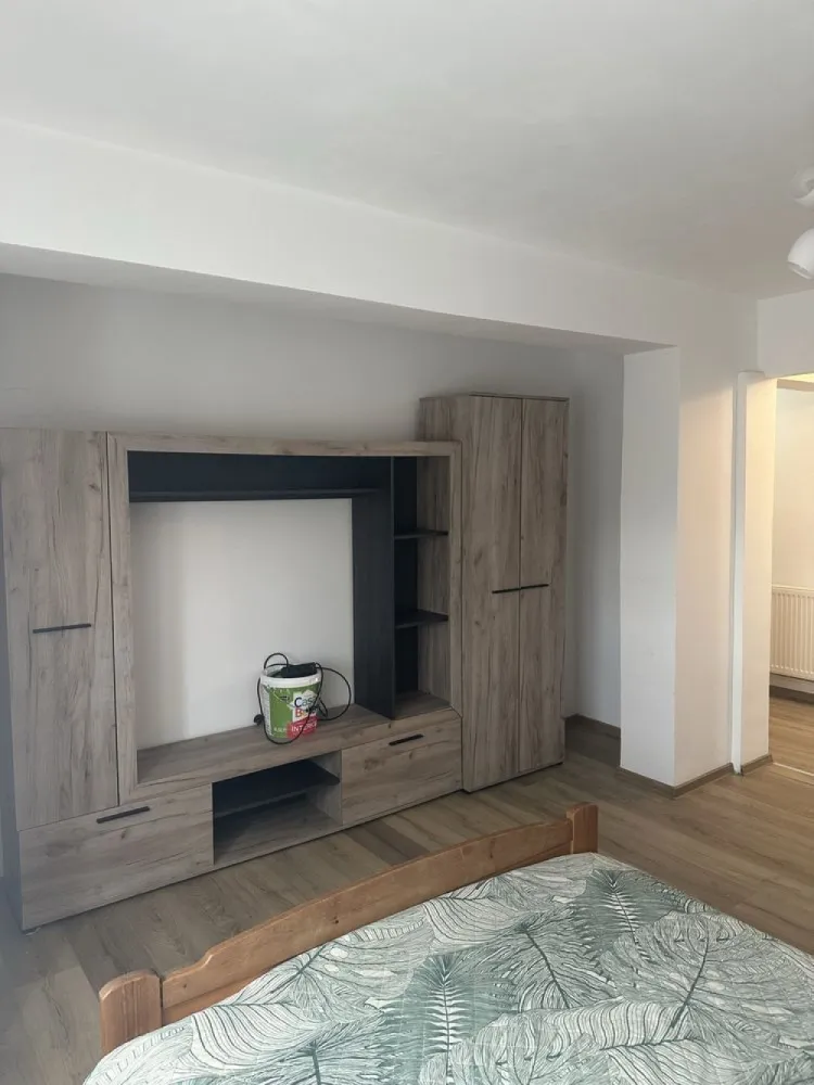 BRASADAS vinde garsoniera RENOVATA la PARTER in Micro 14. - Agentia Imobiliara BRASADAS vinde garsoniera RENOVATA situata in Micro 14 la parter inalt in bloc din caramida , compus din 1 camera decomandata , bucatarie , baie , hol si loc de depozitat.
enovat si dispune de geamuri termopane , incalzire cu microcentrala pe gaz , parchet laminat , usa metalica , gresie-faianta si se preda complet mobilat si utilat.
Www.brasadas.com.