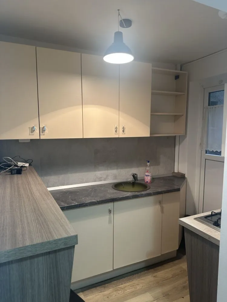 BRASADAS vinde garsoniera RENOVATA la PARTER in Micro 14. - Agentia Imobiliara BRASADAS vinde garsoniera RENOVATA situata in Micro 14 la parter inalt in bloc din caramida , compus din 1 camera decomandata , bucatarie , baie , hol si loc de depozitat.
enovat si dispune de geamuri termopane , incalzire cu microcentrala pe gaz , parchet laminat , usa metalica , gresie-faianta si se preda complet mobilat si utilat.
Www.brasadas.com.