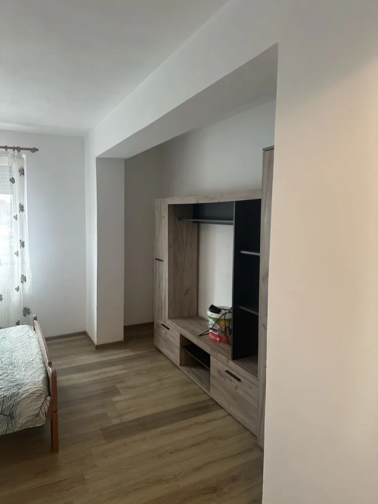 BRASADAS vinde garsoniera RENOVATA la PARTER in Micro 14. - Agentia Imobiliara BRASADAS vinde garsoniera RENOVATA situata in Micro 14 la parter inalt in bloc din caramida , compus din 1 camera decomandata , bucatarie , baie , hol si loc de depozitat.
enovat si dispune de geamuri termopane , incalzire cu microcentrala pe gaz , parchet laminat , usa metalica , gresie-faianta si se preda complet mobilat si utilat.
Www.brasadas.com.