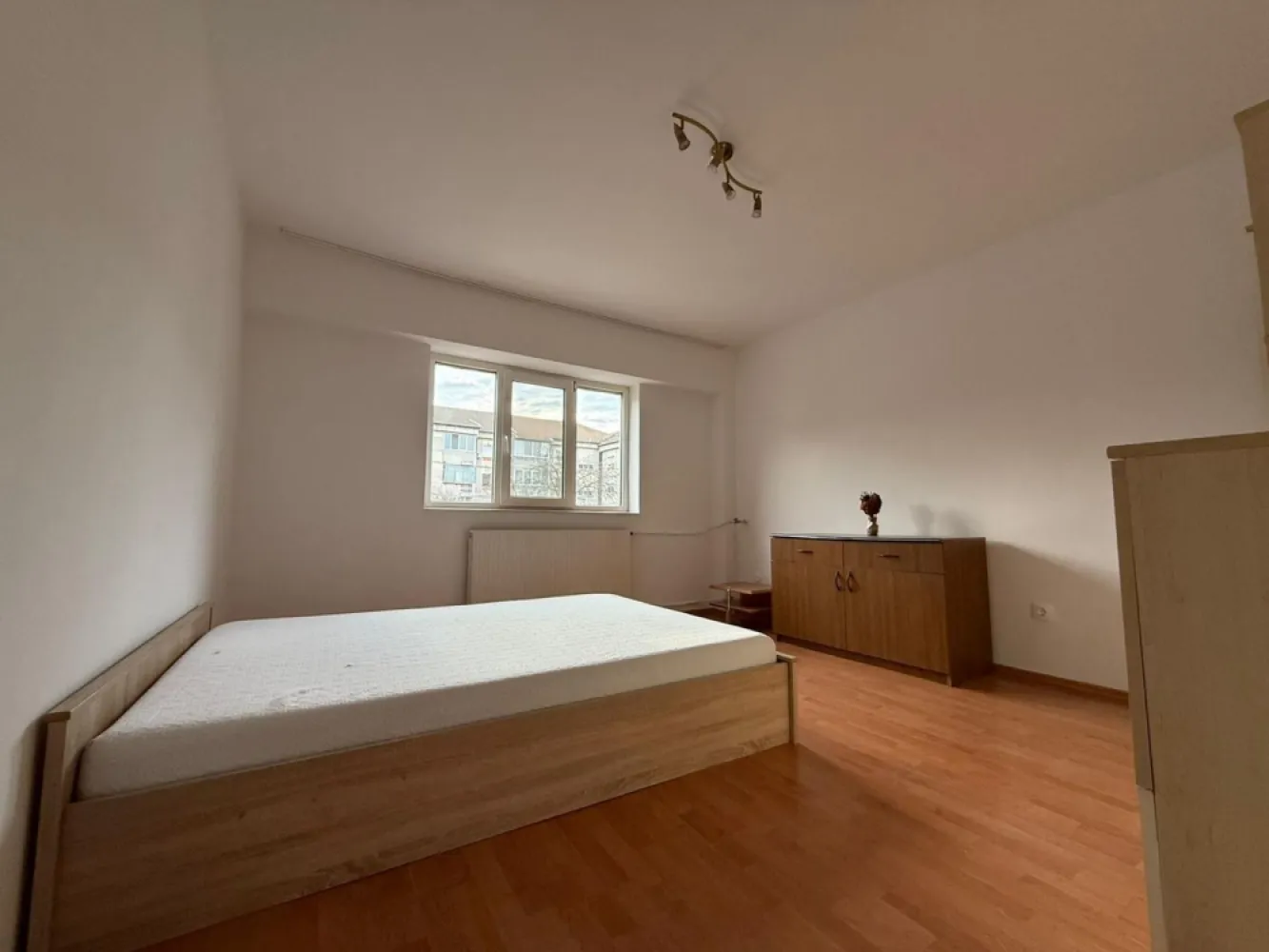 Chirie, apartament, 1 camera, 30 mp, Traian Lalescu Oradea. 250 E/lună - De inchiriat: apartament, 1 camera, 30 mp, Traian Lalescu Oradea. 250 E/luna. 

Apartament cu 1 camera, baie cu vana, bucatarie. Este mobilat si utilat, curat, renovat recent, prima inchiriere. Situat la et. 2. Masina de spalat haine si frigider noi, saltea noua cu spuma cu memorie.

Disponibil pentru inchiriere pe termen lung, se solicita garantie.

Contact: Catalin Sime +40 729 660 492