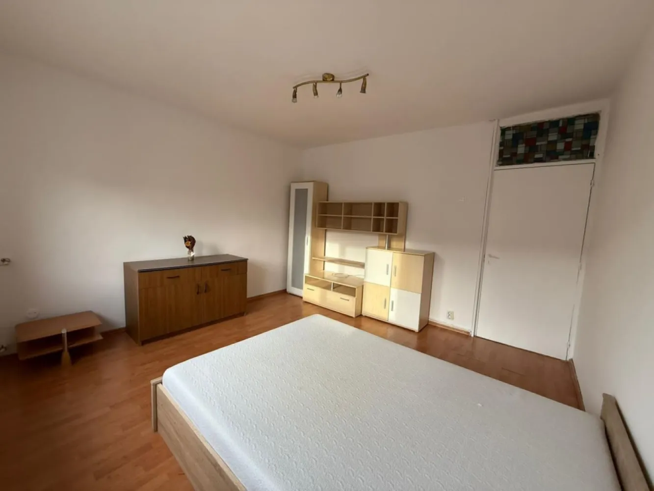 Chirie, apartament, 1 camera, 30 mp, Traian Lalescu Oradea. 250 E/lună - De inchiriat: apartament, 1 camera, 30 mp, Traian Lalescu Oradea. 250 E/luna. 

Apartament cu 1 camera, baie cu vana, bucatarie. Este mobilat si utilat, curat, renovat recent, prima inchiriere. Situat la et. 2. Masina de spalat haine si frigider noi, saltea noua cu spuma cu memorie.

Disponibil pentru inchiriere pe termen lung, se solicita garantie.

Contact: Catalin Sime +40 729 660 492