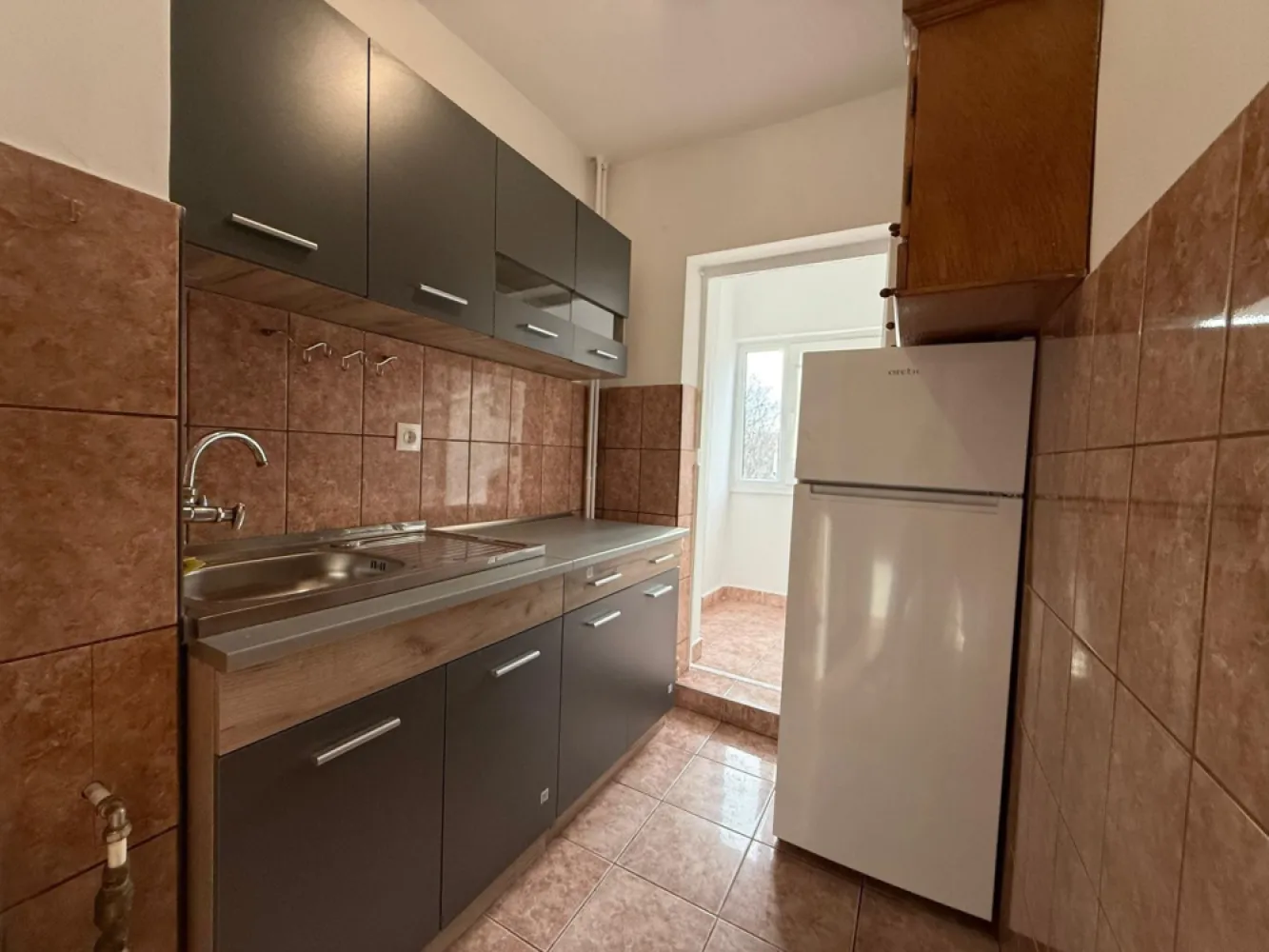 Chirie, apartament, 1 camera, 30 mp, Traian Lalescu Oradea. 250 E/lună - De inchiriat: apartament, 1 camera, 30 mp, Traian Lalescu Oradea. 250 E/luna. 

Apartament cu 1 camera, baie cu vana, bucatarie. Este mobilat si utilat, curat, renovat recent, prima inchiriere. Situat la et. 2. Masina de spalat haine si frigider noi, saltea noua cu spuma cu memorie.

Disponibil pentru inchiriere pe termen lung, se solicita garantie.

Contact: Catalin Sime +40 729 660 492