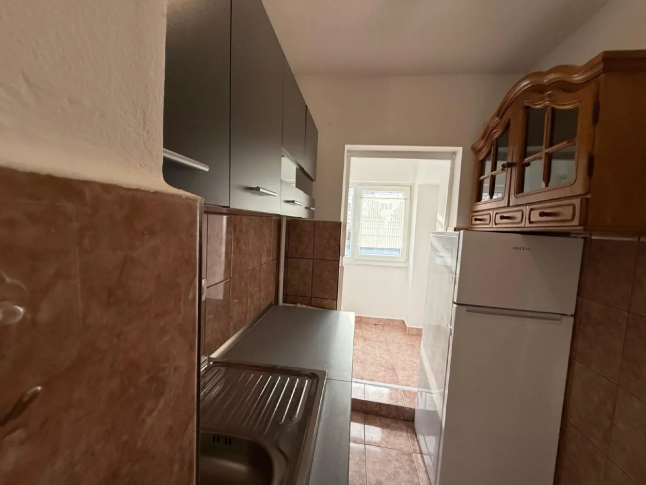 Chirie, apartament, 1 camera, 30 mp, Traian Lalescu Oradea. 250 E/lună - De inchiriat: apartament, 1 camera, 30 mp, Traian Lalescu Oradea. 250 E/luna. 

Apartament cu 1 camera, baie cu vana, bucatarie. Este mobilat si utilat, curat, renovat recent, prima inchiriere. Situat la et. 2. Masina de spalat haine si frigider noi, saltea noua cu spuma cu memorie.

Disponibil pentru inchiriere pe termen lung, se solicita garantie.

Contact: Catalin Sime +40 729 660 492