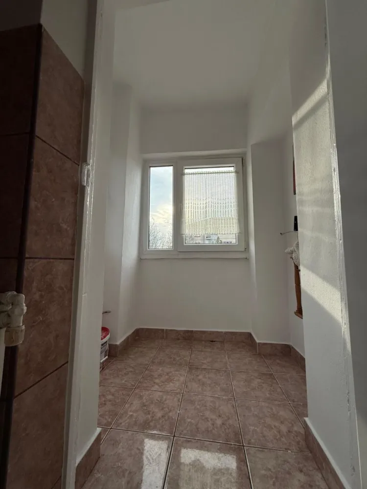 Chirie, apartament, 1 camera, 30 mp, Traian Lalescu Oradea. 250 E/lună - De inchiriat: apartament, 1 camera, 30 mp, Traian Lalescu Oradea. 250 E/luna. 

Apartament cu 1 camera, baie cu vana, bucatarie. Este mobilat si utilat, curat, renovat recent, prima inchiriere. Situat la et. 2. Masina de spalat haine si frigider noi, saltea noua cu spuma cu memorie.

Disponibil pentru inchiriere pe termen lung, se solicita garantie.

Contact: Catalin Sime +40 729 660 492