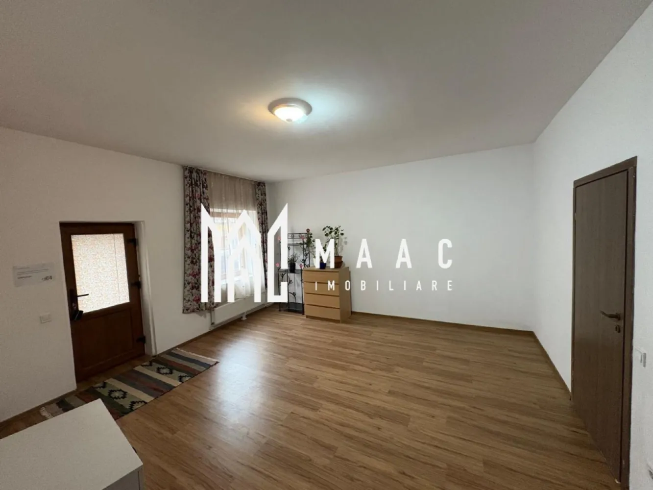 Apartament la casa | 7 camere | 202 mpu | Terezian - MAAC Imobiliare vă propune spre vânzare un apartament spațios, situat într-o casă cu structură solidă și multiple posibilități de utilizare. Această proprietate este alegerea perfectă atât pentru o locuință confortabilă, cât și pentru desfășurarea unor activități comerciale sau de birou.

Detalii proprietate:
Suprafață utilă totală: 202 mp

Structură: Parter + Mansardă + Pivniță

Compartimentare practică și funcțională:

Parter:

Spațiu comercial de 25 mp cu acces direct din stradă – ideal pentru cabinet medical, birou de avocatură, notariat sau altă activitate profesională

Hol generos, baie, bucătărie, living și 2 dormitoare

Mansardă:

3 dormitoare

2 băi

Bucătărie, living, hol și balcon

Pivniță:

Spațiu ideal pentru depozitare, vinotecă sau atelier

Exterior:
Curte comuna cu loc de parcare pentru 1-2 mașini

Garaj inclus – un plus major de confort și siguranță

Alte avantaje:
Semidecomandat – oferă o separare eficientă a zonelor de zi și noapte

Se vinde parțial mobilat, cu posibilitatea de personalizare după propriul gust

Localizare excelentă într-o zonă cu vizibilitate ridicată – perfectă pentru afaceri sau birouri

Versatilitate maximă: ideal atât pentru locuință personală, cât și pentru închiriere sau sediu profesional

Profită acum de această oportunitate rară – o proprietate cu personalitate, perfectă pentru cei care caută mai mult decât un simplu apartament!
Contactează-ne astăzi pentru o vizionare!
MAAC Imobiliare – Partenerul tău de încredere în imobiliare
ID: CP2537652.