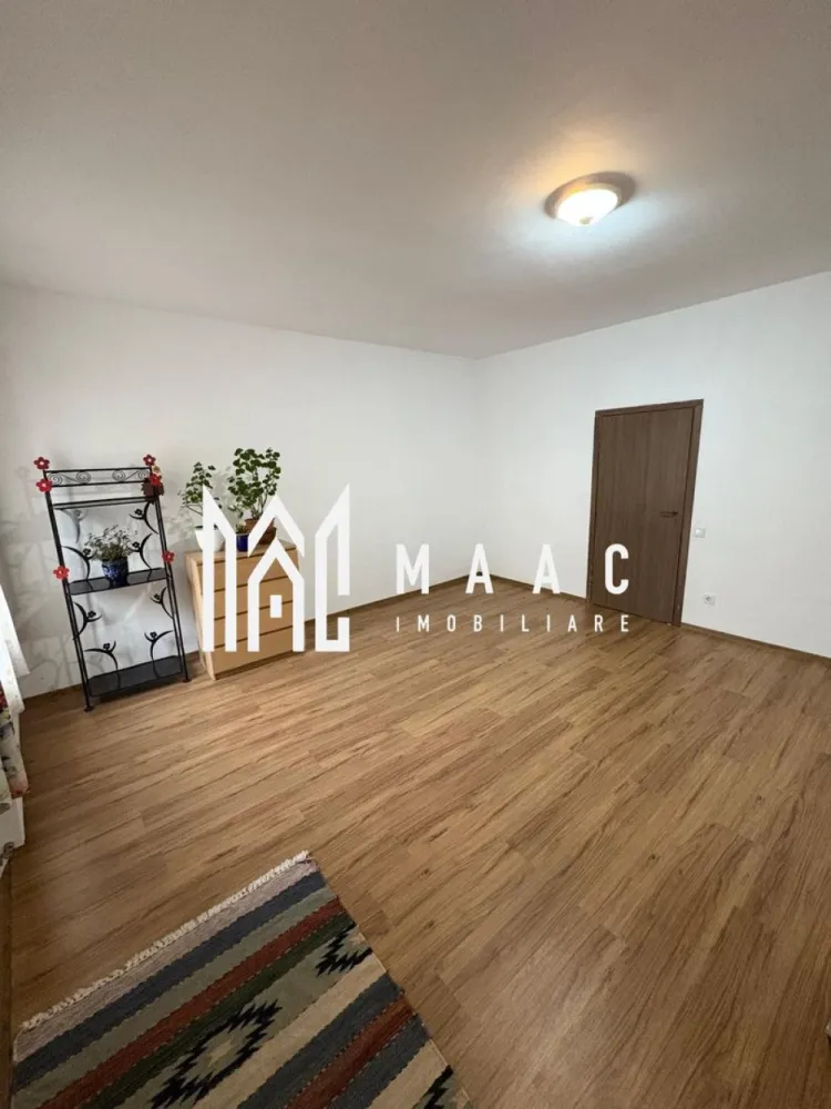 Apartament la casa | 7 camere | 202 mpu | Terezian - MAAC Imobiliare vă propune spre vânzare un apartament spațios, situat într-o casă cu structură solidă și multiple posibilități de utilizare. Această proprietate este alegerea perfectă atât pentru o locuință confortabilă, cât și pentru desfășurarea unor activități comerciale sau de birou.

Detalii proprietate:
Suprafață utilă totală: 202 mp

Structură: Parter + Mansardă + Pivniță

Compartimentare practică și funcțională:

Parter:

Spațiu comercial de 25 mp cu acces direct din stradă – ideal pentru cabinet medical, birou de avocatură, notariat sau altă activitate profesională

Hol generos, baie, bucătărie, living și 2 dormitoare

Mansardă:

3 dormitoare

2 băi

Bucătărie, living, hol și balcon

Pivniță:

Spațiu ideal pentru depozitare, vinotecă sau atelier

Exterior:
Curte comuna cu loc de parcare pentru 1-2 mașini

Garaj inclus – un plus major de confort și siguranță

Alte avantaje:
Semidecomandat – oferă o separare eficientă a zonelor de zi și noapte

Se vinde parțial mobilat, cu posibilitatea de personalizare după propriul gust

Localizare excelentă într-o zonă cu vizibilitate ridicată – perfectă pentru afaceri sau birouri

Versatilitate maximă: ideal atât pentru locuință personală, cât și pentru închiriere sau sediu profesional

Profită acum de această oportunitate rară – o proprietate cu personalitate, perfectă pentru cei care caută mai mult decât un simplu apartament!
Contactează-ne astăzi pentru o vizionare!
MAAC Imobiliare – Partenerul tău de încredere în imobiliare
ID: CP2537652.