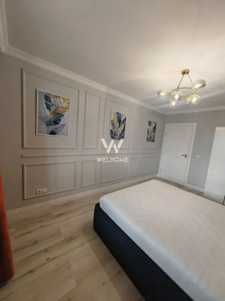 Apartament 2 camere Piata Cibin - Parcare Subterană - Apartament modern situat ultra central, pe Strada Lungă, lângă Piața Cibin, la doar 5 minute de mers pe jos de Piața Mare.
Apartamentul este situat într-o vilă construită în 2013, cu 3 etaje, într-o curte interioară privată, închisă cu poartă automată cu telecomandă.
Detalii apartament:
 • Suprafață utilă: 51 mp
 • Complet renovat – totul nou
 • Balcon închis și izolat termic
 • Loc de parcare subteran inclus
 • Curte interioară liniștită
Dotări și electrocasnice:
 • Mașină de spălat haine
 • Mașină de spălat vase
 • Plită electrică
 • Cuptor
 • Cuptor cu microunde
 • Frigider
 • Centrală termică proprie
 • TV Smart nou – 140 cm
 • Colțar nou
 • Pat nou
Apartamentul este ideal pentru locuit sau investiție, datorită poziției excelente în centrul orașului.
 Preț vânzare: 133.000 EURO
0756 094 405 - Pentru mai multe detalii sau programarea unei vizionări, mă puteți contacta în privat.