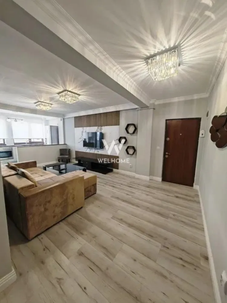 Apartament 2 camere Piata Cibin - Parcare Subterană - Apartament modern situat ultra central, pe Strada Lungă, lângă Piața Cibin, la doar 5 minute de mers pe jos de Piața Mare.
Apartamentul este situat într-o vilă construită în 2013, cu 3 etaje, într-o curte interioară privată, închisă cu poartă automată cu telecomandă.
Detalii apartament:
 • Suprafață utilă: 51 mp
 • Complet renovat – totul nou
 • Balcon închis și izolat termic
 • Loc de parcare subteran inclus
 • Curte interioară liniștită
Dotări și electrocasnice:
 • Mașină de spălat haine
 • Mașină de spălat vase
 • Plită electrică
 • Cuptor
 • Cuptor cu microunde
 • Frigider
 • Centrală termică proprie
 • TV Smart nou – 140 cm
 • Colțar nou
 • Pat nou
Apartamentul este ideal pentru locuit sau investiție, datorită poziției excelente în centrul orașului.
 Preț vânzare: 133.000 EURO
0756 094 405 - Pentru mai multe detalii sau programarea unei vizionări, mă puteți contacta în privat.