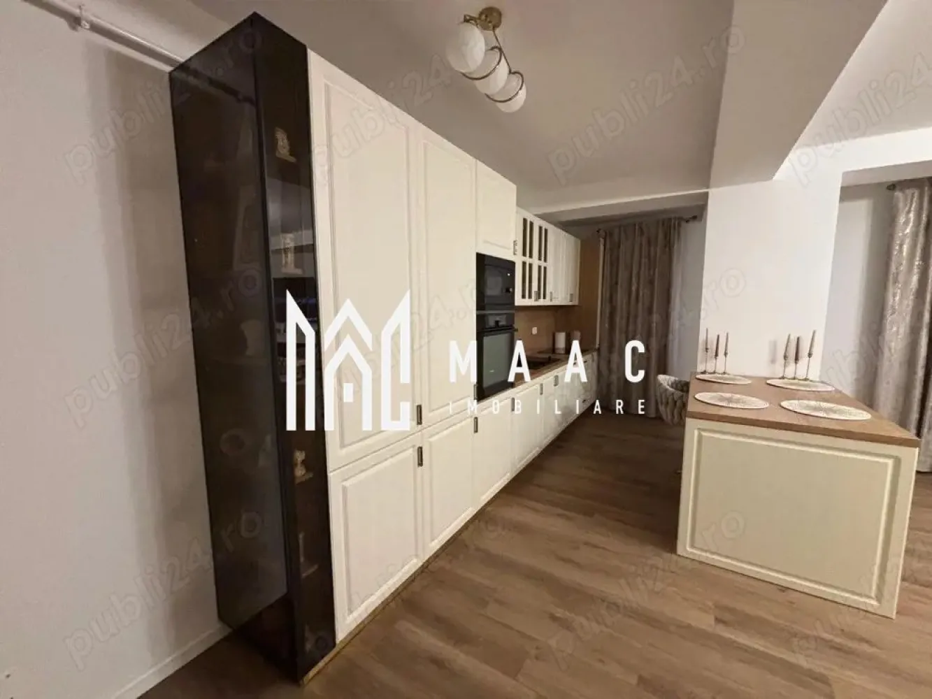 Apartament 3 camere | etaj 1 | bloc nou | - MAAC IMOBILIARE vă propune spre vânzare un apartament deosebit, situat în zona centrală a municipiului Râmnicu Vâlcea, la doar câțiva pași de Parcul Zăvoi și River Plaza Mall.
Acest apartament cu 3 camere decomandate este amplasat la etajul 1 al unui imobil modern, cu regim redus de înălțime, dotat cu lift, video interfon, sistem de supraveghere și acces securizat cu barieră. Construit cu materiale premium și finisaje de înaltă calitate, imobilul oferă confort și siguranță la cele mai înalte standarde.
Cu o suprafață utilă generoasă de 91,7 mp, proprietatea se remarcă printr-o compartimentare eficientă și spații luminoase, ideale pentru un stil de viață modern.
Compartimentare:
-Living spațios și luminos cu bucătărie open-space
-2 dormitoare confortabile
-2 băi moderne
-Hol generos
-Balcon
Apartamentul se vinde complet mobilat și utilat, cu mobilier nou, modern, totul fiind pregătit pentru mutare imediată – alegerea ideală pentru cei care își doresc confort fără investiții suplimentare.
Localizare excelentă: poziționat în centrul orașului, cu acces rapid către parc, mall, unități de învățământ, restaurante, farmacii și mijloace de transport în comun.
Proprietatea este ideală atât pentru locuință proprie, cât și pentru investiție, datorită cererii ridicate din zonă.
Pentru mai multe detalii și programarea unei vizionări, echipa MAAC IMOBILIARE vă stă la dispoziție!
CP2987441