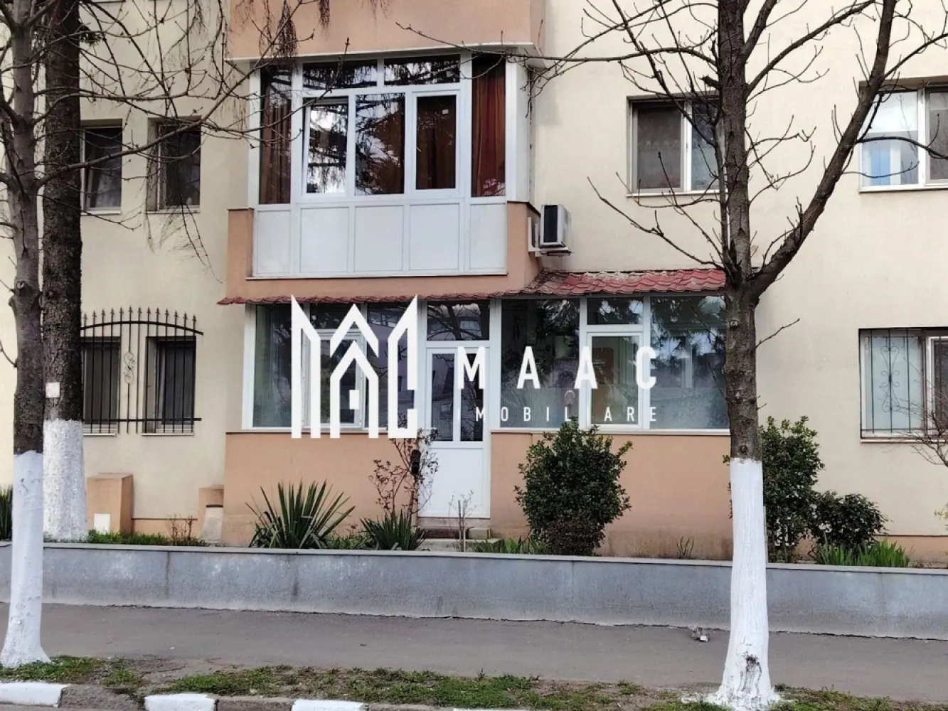 Apartament 2 camere | parter | zona centrala | - MAAC IMOBILIARE vă propune spre vânzare un apartament cu 2 camere, situat în zona Gării – Centru, ideal atât pentru locuință, cât și pentru activitate de birou.
Imobilul este amplasat la parterul unui bloc anvelopat termic în anul 2020 și are o compartimentare semidecomandată, cu o suprafață utilă de 44,79 mp și o suprafață totală de 52,33 mp.
Apartamentul a fost utilizat ca sediu de firmă și punct de lucru, fiind amenajat complet în anul 2013, cu îmbunătățiri semnificative: șapă refăcută, tâmplărie PVC cu geam termopan și pereți finisați cu glet. Instalația electrică a fost refăcută integral, oferind siguranță și funcționalitate sporită.
Un avantaj important îl reprezintă modernizarea sistemului de încălzire: deși blocul este racordat la sistemul centralizat, în anul 2025 instalația interioară a fost refăcută pe orizontală, fiind dotată cu gigacalorimetru montat la ușă, pentru un control eficient al consumului.
Datorită poziționării excelente, în apropierea zonei centrale și a Gării, proprietatea beneficiază de acces facil la mijloace de transport, instituții și puncte de interes.
Această proprietate reprezintă o oportunitate excelentă atât pentru investiție, cât și pentru desfășurarea unei activități comerciale sau de birou.
Pentru mai multe detalii sau programarea unei vizionări, vă invităm să contactați echipa MAAC IMOBILIARE.
CP2987411