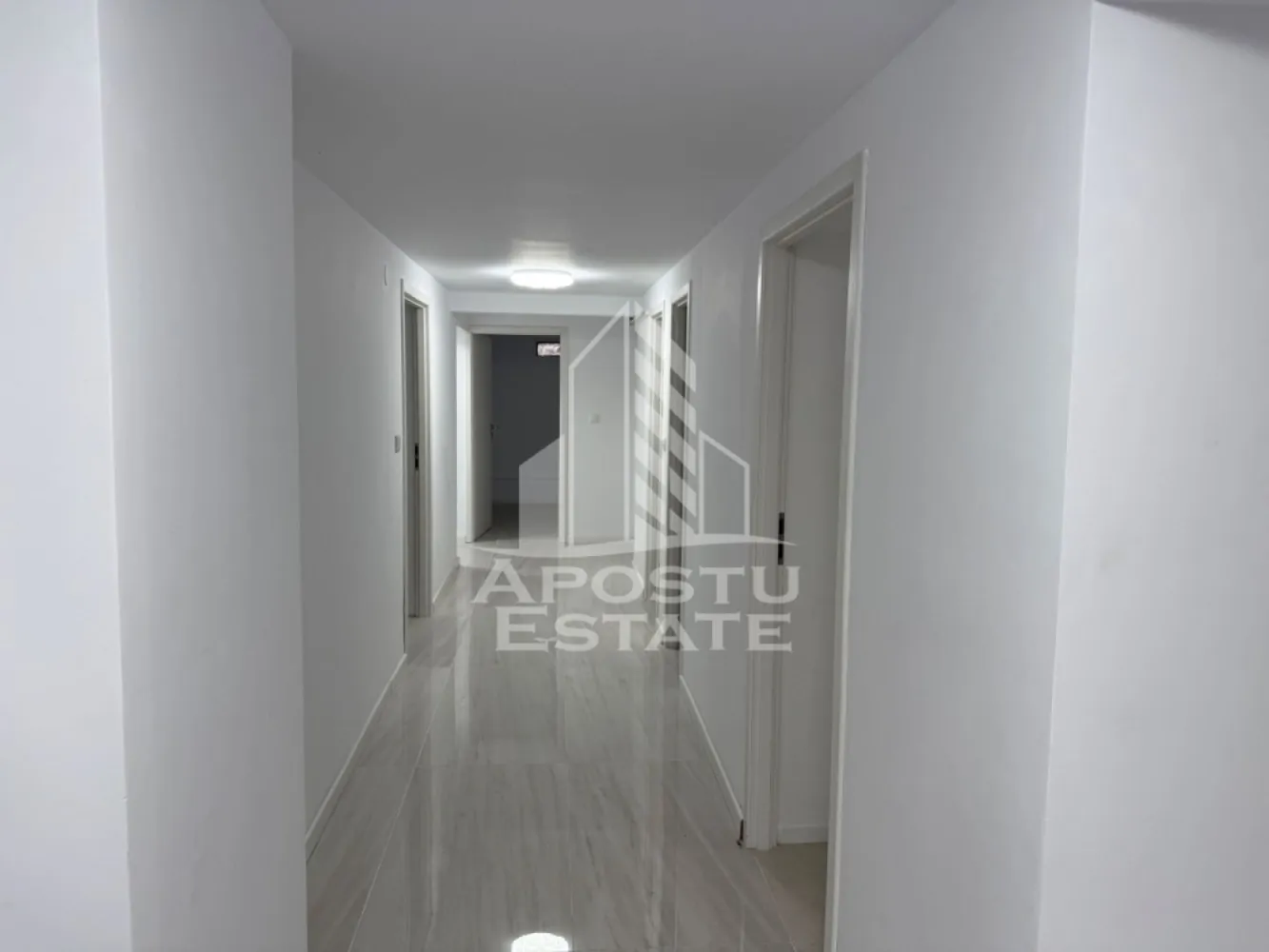 Casa individuala in Timisoara cu teren 1234 mp - Apostu Estate va ofera spre închiriere o casa individuala in Timisoara,zona Fabric la doar cateva minute de mijloace de transport,magazine,scoala ,etc.Este pretabilă atât pentru locuință cât și pentru spațiu comercial,cabinet medical etc.
 Pozitie excelenta ,constructie din caramida pe regim de inaltime D/P,avand intrare in curte cu deschidere mare ,garaj cu intrare direct in casa.
Izolatie exterioara,tamplerie din geam Termopan,renovat complet.Incalzirea se realizeaza prin intermediul centralei pe gaz prin calorifere.
Compartimentare:
Demisol :
-hol de acces lung
-sala de mese
-1 dormitor
-2 dressinguri
-1 camera tehnica
-2 bai
-garaj inchis 
Parter;
-hol de acces
-baie
-5 camere spatioase 
-intrare in pod 

Locatia are o suprafata utila de 380 mp si teren generos de 1234 mp,teren imprejmuit cu gard ,alei din beton amprentat ,si pomi ornamentali maturi,foarte multa vegetatie .Front stradal 20 ml.
Utilitatiile: apa,curent,gaz,canalizare .
Cu mai multe informatii va stam la dispozitie telefonic!Va asteptam cu drag la o vizionare!