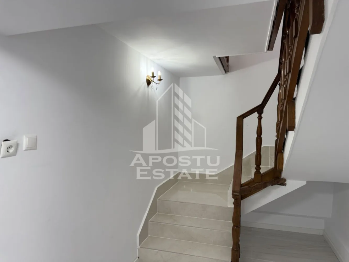 Casa individuala in Timisoara cu teren 1234 mp - Apostu Estate va ofera spre închiriere o casa individuala in Timisoara,zona Fabric la doar cateva minute de mijloace de transport,magazine,scoala ,etc.Este pretabilă atât pentru locuință cât și pentru spațiu comercial,cabinet medical etc.
 Pozitie excelenta ,constructie din caramida pe regim de inaltime D/P,avand intrare in curte cu deschidere mare ,garaj cu intrare direct in casa.
Izolatie exterioara,tamplerie din geam Termopan,renovat complet.Incalzirea se realizeaza prin intermediul centralei pe gaz prin calorifere.
Compartimentare:
Demisol :
-hol de acces lung
-sala de mese
-1 dormitor
-2 dressinguri
-1 camera tehnica
-2 bai
-garaj inchis 
Parter;
-hol de acces
-baie
-5 camere spatioase 
-intrare in pod 

Locatia are o suprafata utila de 380 mp si teren generos de 1234 mp,teren imprejmuit cu gard ,alei din beton amprentat ,si pomi ornamentali maturi,foarte multa vegetatie .Front stradal 20 ml.
Utilitatiile: apa,curent,gaz,canalizare .
Cu mai multe informatii va stam la dispozitie telefonic!Va asteptam cu drag la o vizionare!