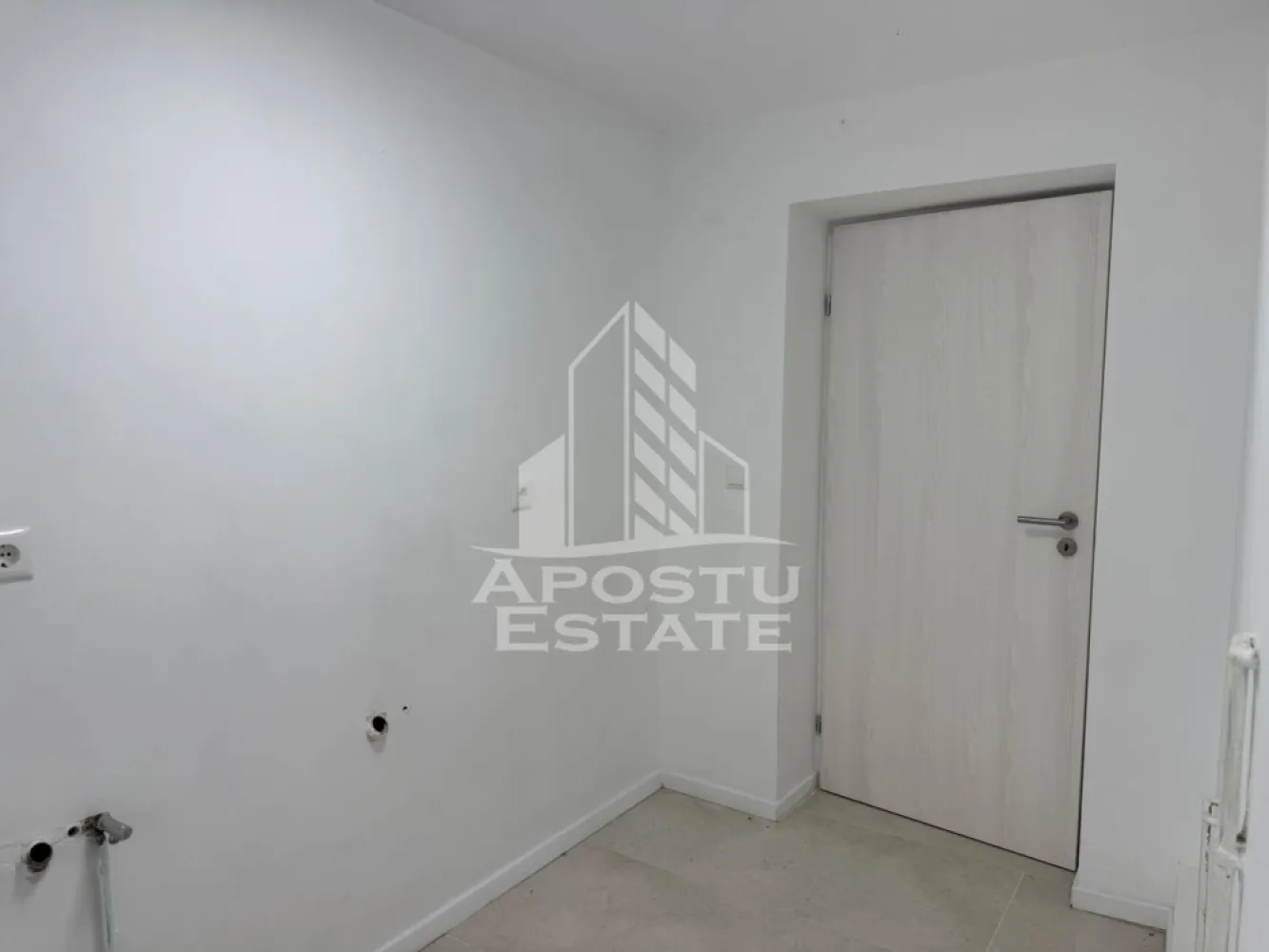 Casa individuala in Timisoara cu teren 1234 mp - Apostu Estate va ofera spre închiriere o casa individuala in Timisoara,zona Fabric la doar cateva minute de mijloace de transport,magazine,scoala ,etc.Este pretabilă atât pentru locuință cât și pentru spațiu comercial,cabinet medical etc.
 Pozitie excelenta ,constructie din caramida pe regim de inaltime D/P,avand intrare in curte cu deschidere mare ,garaj cu intrare direct in casa.
Izolatie exterioara,tamplerie din geam Termopan,renovat complet.Incalzirea se realizeaza prin intermediul centralei pe gaz prin calorifere.
Compartimentare:
Demisol :
-hol de acces lung
-sala de mese
-1 dormitor
-2 dressinguri
-1 camera tehnica
-2 bai
-garaj inchis 
Parter;
-hol de acces
-baie
-5 camere spatioase 
-intrare in pod 

Locatia are o suprafata utila de 380 mp si teren generos de 1234 mp,teren imprejmuit cu gard ,alei din beton amprentat ,si pomi ornamentali maturi,foarte multa vegetatie .Front stradal 20 ml.
Utilitatiile: apa,curent,gaz,canalizare .
Cu mai multe informatii va stam la dispozitie telefonic!Va asteptam cu drag la o vizionare!