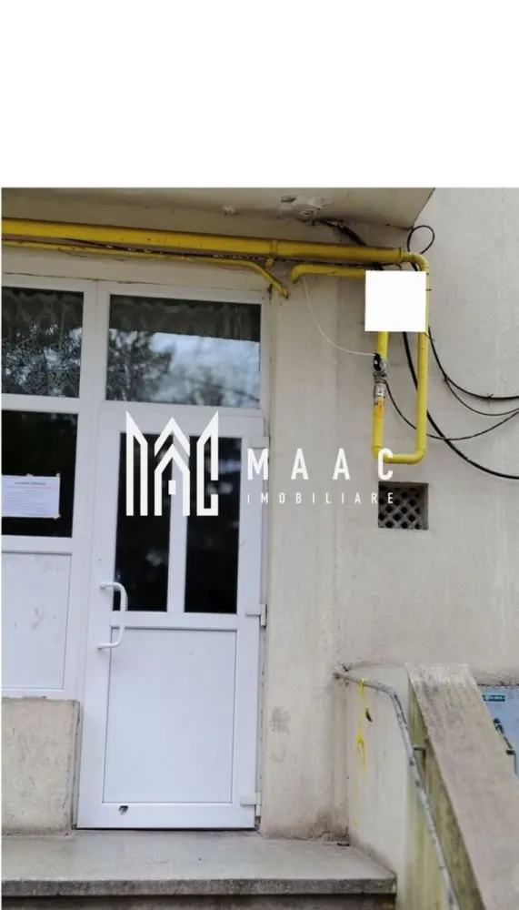 Apartament 2 camere | parter | zona centrala | - MAAC IMOBILIARE vă propune spre vânzare un apartament cu 2 camere, situat în zona Gării – Centru, ideal atât pentru locuință, cât și pentru activitate de birou.
Imobilul este amplasat la parterul unui bloc anvelopat termic în anul 2020 și are o compartimentare semidecomandată, cu o suprafață utilă de 44,79 mp și o suprafață totală de 52,33 mp.
Apartamentul a fost utilizat ca sediu de firmă și punct de lucru, fiind amenajat complet în anul 2013, cu îmbunătățiri semnificative: șapă refăcută, tâmplărie PVC cu geam termopan și pereți finisați cu glet. Instalația electrică a fost refăcută integral, oferind siguranță și funcționalitate sporită.
Un avantaj important îl reprezintă modernizarea sistemului de încălzire: deși blocul este racordat la sistemul centralizat, în anul 2025 instalația interioară a fost refăcută pe orizontală, fiind dotată cu gigacalorimetru montat la ușă, pentru un control eficient al consumului.
Datorită poziționării excelente, în apropierea zonei centrale și a Gării, proprietatea beneficiază de acces facil la mijloace de transport, instituții și puncte de interes.
Această proprietate reprezintă o oportunitate excelentă atât pentru investiție, cât și pentru desfășurarea unei activități comerciale sau de birou.
Pentru mai multe detalii sau programarea unei vizionări, vă invităm să contactați echipa MAAC IMOBILIARE.
CP2987411