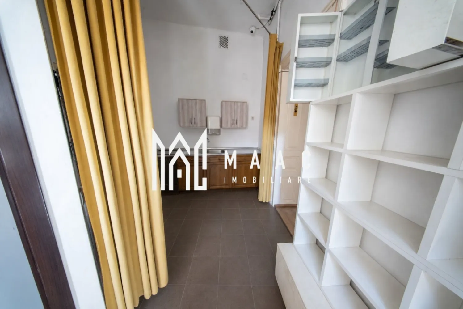 Casă 6 camere | Ultracentral Sibiu | 280 mp, curte proprie - Casă de vânzare în Sibiu, în zona Ultracentral, cu 6 camere, 280 mp utili și curte proprie, potrivită pentru cei care caută o proprietate spațioasă la câțiva pași de Piața Mică.

Detalii proprietate:
• Casă individuală finalizată
• Suprafață utilă: 280 mp
• Suprafață construită: 392 mp
• Suprafață teren: 280 mp
• Compartimentare cu 6 camere și 2 bucătării
• Regim de înălțime: parter, imobil cu 1 nivel
• An construcție: 1974
• Structură din cărămidă și acoperiș din țiglă
• Stare interioară: necesită renovare
• Curte proprie

Proprietatea este situată în zona Ultracentral din Sibiu, la 1 minut de mers pe jos de Piața Mică, în apropierea obiectivelor istorice, restaurantelor, cafenelelor și a zonelor de interes din centrul orașului.

Cod anunț CP3211842. Contactați-ne pentru detalii suplimentare și pentru programarea unei vizionări.

Conținut optimizat cu AI, aprobat de agent uman.