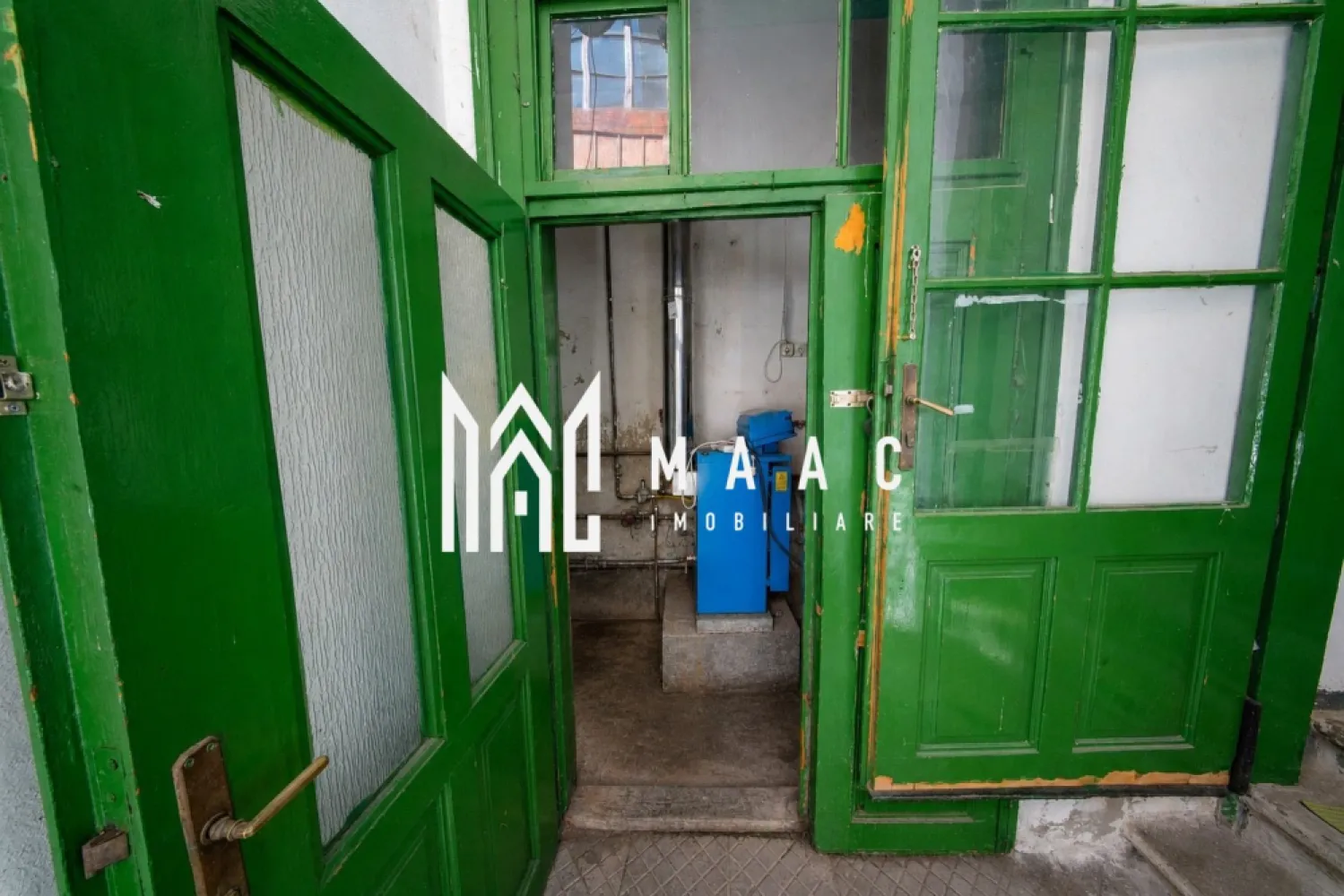 Casă 6 camere | Ultracentral Sibiu | 280 mp, curte proprie - Casă de vânzare în Sibiu, în zona Ultracentral, cu 6 camere, 280 mp utili și curte proprie, potrivită pentru cei care caută o proprietate spațioasă la câțiva pași de Piața Mică.

Detalii proprietate:
• Casă individuală finalizată
• Suprafață utilă: 280 mp
• Suprafață construită: 392 mp
• Suprafață teren: 280 mp
• Compartimentare cu 6 camere și 2 bucătării
• Regim de înălțime: parter, imobil cu 1 nivel
• An construcție: 1974
• Structură din cărămidă și acoperiș din țiglă
• Stare interioară: necesită renovare
• Curte proprie

Proprietatea este situată în zona Ultracentral din Sibiu, la 1 minut de mers pe jos de Piața Mică, în apropierea obiectivelor istorice, restaurantelor, cafenelelor și a zonelor de interes din centrul orașului.

Cod anunț CP3211842. Contactați-ne pentru detalii suplimentare și pentru programarea unei vizionări.

Conținut optimizat cu AI, aprobat de agent uman.