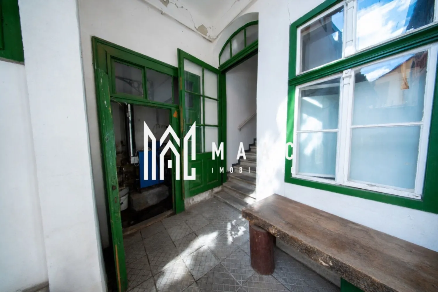 Casă 6 camere | Ultracentral Sibiu | 280 mp, curte proprie - Casă de vânzare în Sibiu, în zona Ultracentral, cu 6 camere, 280 mp utili și curte proprie, potrivită pentru cei care caută o proprietate spațioasă la câțiva pași de Piața Mică.

Detalii proprietate:
• Casă individuală finalizată
• Suprafață utilă: 280 mp
• Suprafață construită: 392 mp
• Suprafață teren: 280 mp
• Compartimentare cu 6 camere și 2 bucătării
• Regim de înălțime: parter, imobil cu 1 nivel
• An construcție: 1974
• Structură din cărămidă și acoperiș din țiglă
• Stare interioară: necesită renovare
• Curte proprie

Proprietatea este situată în zona Ultracentral din Sibiu, la 1 minut de mers pe jos de Piața Mică, în apropierea obiectivelor istorice, restaurantelor, cafenelelor și a zonelor de interes din centrul orașului.

Cod anunț CP3211842. Contactați-ne pentru detalii suplimentare și pentru programarea unei vizionări.

Conținut optimizat cu AI, aprobat de agent uman.