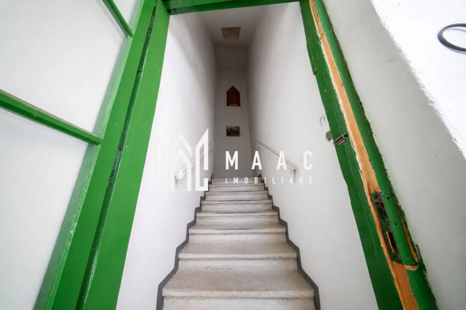 Casă 6 camere | Ultracentral Sibiu | 280 mp, curte proprie - Casă de vânzare în Sibiu, în zona Ultracentral, cu 6 camere, 280 mp utili și curte proprie, potrivită pentru cei care caută o proprietate spațioasă la câțiva pași de Piața Mică.

Detalii proprietate:
• Casă individuală finalizată
• Suprafață utilă: 280 mp
• Suprafață construită: 392 mp
• Suprafață teren: 280 mp
• Compartimentare cu 6 camere și 2 bucătării
• Regim de înălțime: parter, imobil cu 1 nivel
• An construcție: 1974
• Structură din cărămidă și acoperiș din țiglă
• Stare interioară: necesită renovare
• Curte proprie

Proprietatea este situată în zona Ultracentral din Sibiu, la 1 minut de mers pe jos de Piața Mică, în apropierea obiectivelor istorice, restaurantelor, cafenelelor și a zonelor de interes din centrul orașului.

Cod anunț CP3211842. Contactați-ne pentru detalii suplimentare și pentru programarea unei vizionări.

Conținut optimizat cu AI, aprobat de agent uman.