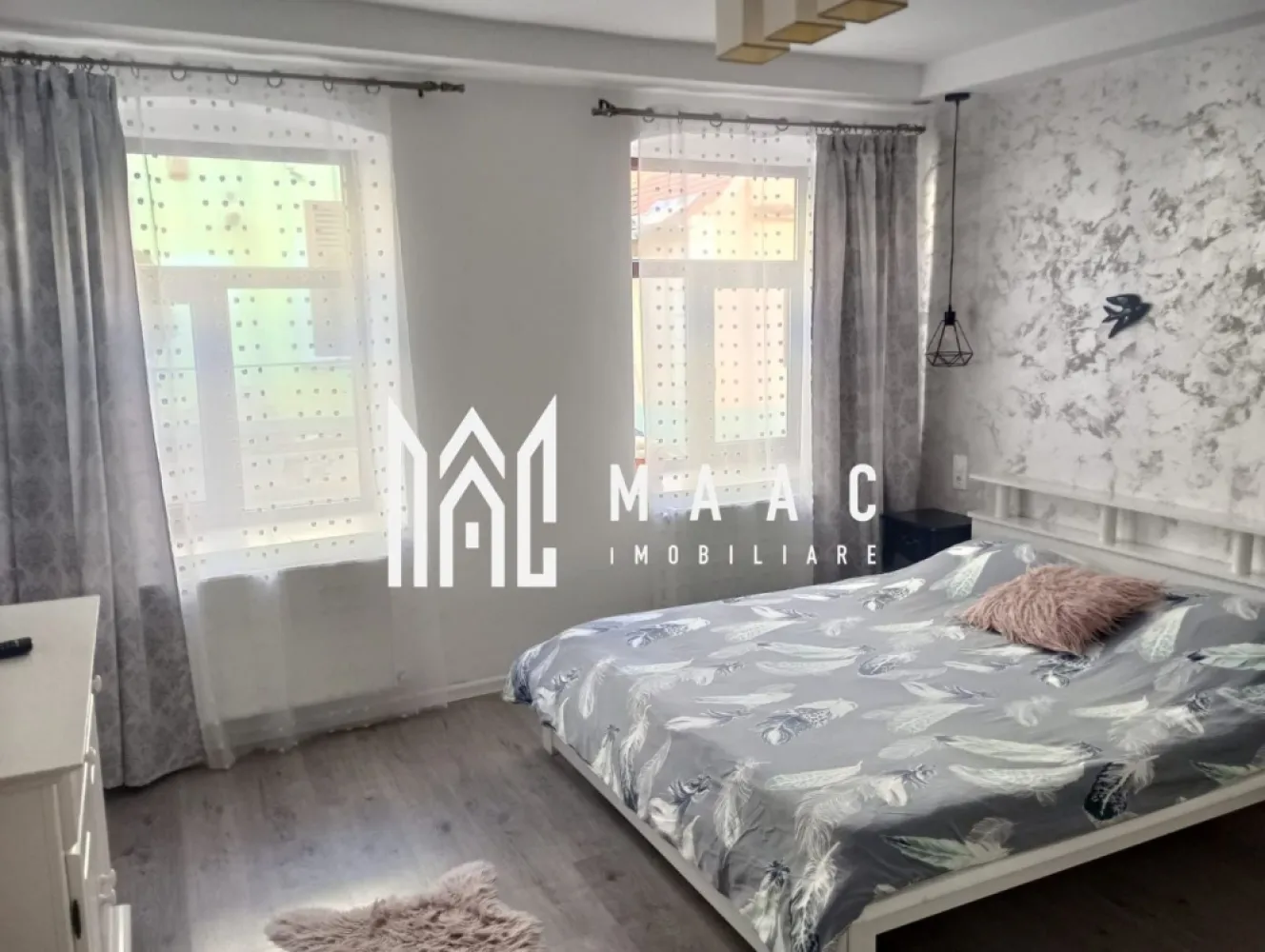 Apartament de vânzare Sibiu 2 camere | Central | 65 mp, 2 centrale - Apartament de vânzare în zona Centrală din Sibiu, cu 65 mp utili și configurare menționată în două apartamente cu intrări și utilități separate, finisat modern.

Detalii proprietate:
• Suprafață utilă: 65 mp
• Suprafață construită: 78 mp
• Compartimentare: decomandat
• Stare interioară: finisat modern
• Construcție finalizată, structură din cărămidă
• În fișa CRM sunt trecute 2 camere, 1 dormitor, 1 baie și 1 bucătărie
• Descrierea existentă indică o configurare în 2 apartamente cu intrări și utilități separate
• Dotări menționate în descrierea existentă: 2 centrale termice
• An construcție menționat în fișa CRM: 1800

Proprietatea este poziționată în zona Centrală din Sibiu, conform datelor din fișa CRM.

Pentru detalii suplimentare și programarea unei vizionări, contactați echipa MAAC Imobiliare și menționați Cod anunț CP2907682.

Conținut optimizat cu AI, aprobat de agent uman.