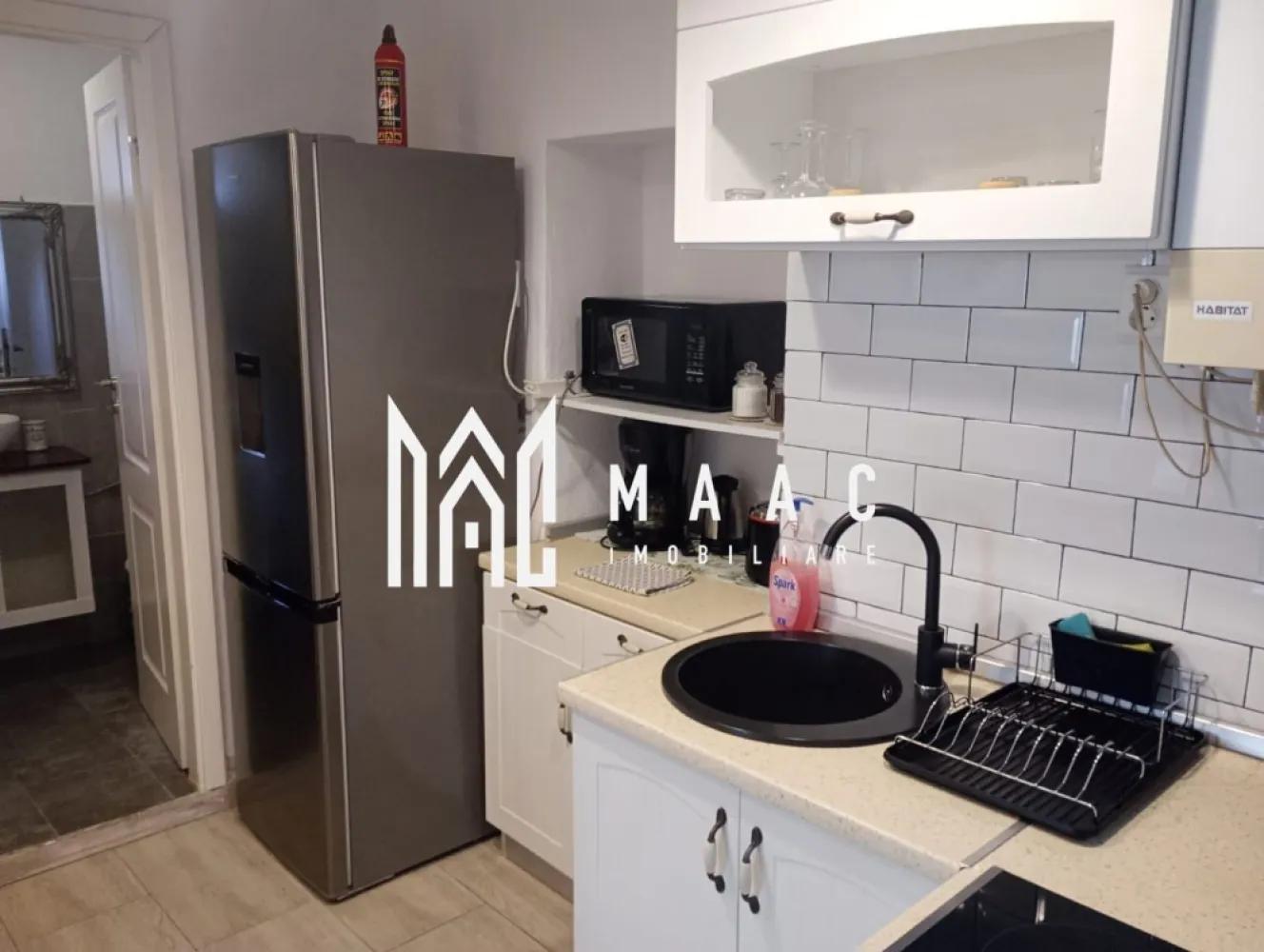 Apartament de vânzare Sibiu 2 camere | Central | 65 mp, 2 centrale - Apartament de vânzare în zona Centrală din Sibiu, cu 65 mp utili și configurare menționată în două apartamente cu intrări și utilități separate, finisat modern.

Detalii proprietate:
• Suprafață utilă: 65 mp
• Suprafață construită: 78 mp
• Compartimentare: decomandat
• Stare interioară: finisat modern
• Construcție finalizată, structură din cărămidă
• În fișa CRM sunt trecute 2 camere, 1 dormitor, 1 baie și 1 bucătărie
• Descrierea existentă indică o configurare în 2 apartamente cu intrări și utilități separate
• Dotări menționate în descrierea existentă: 2 centrale termice
• An construcție menționat în fișa CRM: 1800

Proprietatea este poziționată în zona Centrală din Sibiu, conform datelor din fișa CRM.

Pentru detalii suplimentare și programarea unei vizionări, contactați echipa MAAC Imobiliare și menționați Cod anunț CP2907682.

Conținut optimizat cu AI, aprobat de agent uman.