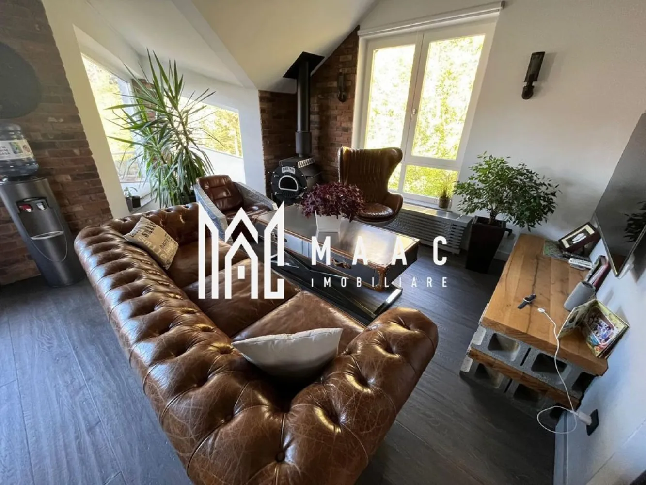 Apartament 3 camere decomandat | Sub Arini, Sibiu | penthouse 140 mp - Penthouse cu 3 camere decomandat, situat în Sub Arini, Sibiu, cu 140 mp utili, 2 dormitoare și 2 băi, într-un imobil finalizat în 2024, potrivit pentru locuire într-un cadru liniștit, aproape de Pădurea Dumbrava.

Detalii proprietate:
• Suprafață utilă: 140 mp
• Compartimentare: decomandat
• 3 camere, dintre care 2 dormitoare și 2 băi
• Etaj 2 din 2
• Imobil finalizat în 2024, construcție din cărămidă
• Living generos de 60 mp
• Amenajat cu finisaje premium
• Șemineu, dressing spațios și aer condiționat
• Priveliște spre Pădurea Dumbrava

Zonă și ambient:
Proprietatea este amplasată în Sub Arini, în zona Pădurii Dumbrava, într-un cadru foarte liniștit, cu atmosferă retrasă și vedere deschisă spre natură. Poziționarea oferă confortul unei locuințe elegante, bine separate de agitația urbană.

Penthouse-ul este disponibil pentru închiriere și poate fi vizionat la cerere. Contactați echipa MAAC Imobiliare pentru detalii suplimentare și programați o vizionare menționând Cod anunț CP3114930.

Conținut optimizat cu AI, aprobat de agent uman.