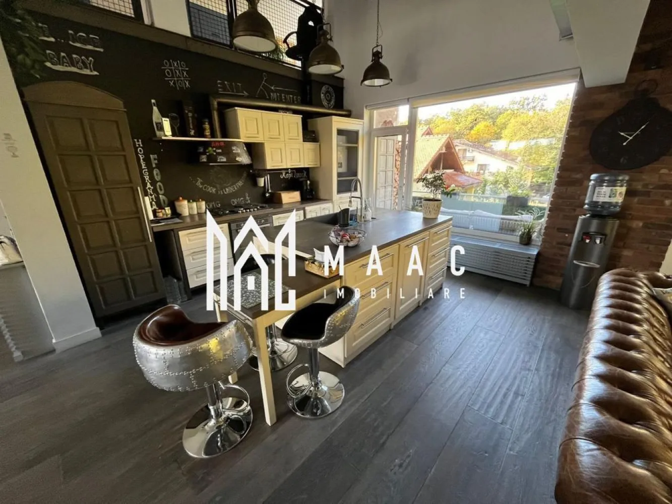 Apartament 3 camere decomandat | Sub Arini, Sibiu | penthouse 140 mp - Penthouse cu 3 camere decomandat, situat în Sub Arini, Sibiu, cu 140 mp utili, 2 dormitoare și 2 băi, într-un imobil finalizat în 2024, potrivit pentru locuire într-un cadru liniștit, aproape de Pădurea Dumbrava.

Detalii proprietate:
• Suprafață utilă: 140 mp
• Compartimentare: decomandat
• 3 camere, dintre care 2 dormitoare și 2 băi
• Etaj 2 din 2
• Imobil finalizat în 2024, construcție din cărămidă
• Living generos de 60 mp
• Amenajat cu finisaje premium
• Șemineu, dressing spațios și aer condiționat
• Priveliște spre Pădurea Dumbrava

Zonă și ambient:
Proprietatea este amplasată în Sub Arini, în zona Pădurii Dumbrava, într-un cadru foarte liniștit, cu atmosferă retrasă și vedere deschisă spre natură. Poziționarea oferă confortul unei locuințe elegante, bine separate de agitația urbană.

Penthouse-ul este disponibil pentru închiriere și poate fi vizionat la cerere. Contactați echipa MAAC Imobiliare pentru detalii suplimentare și programați o vizionare menționând Cod anunț CP3114930.

Conținut optimizat cu AI, aprobat de agent uman.