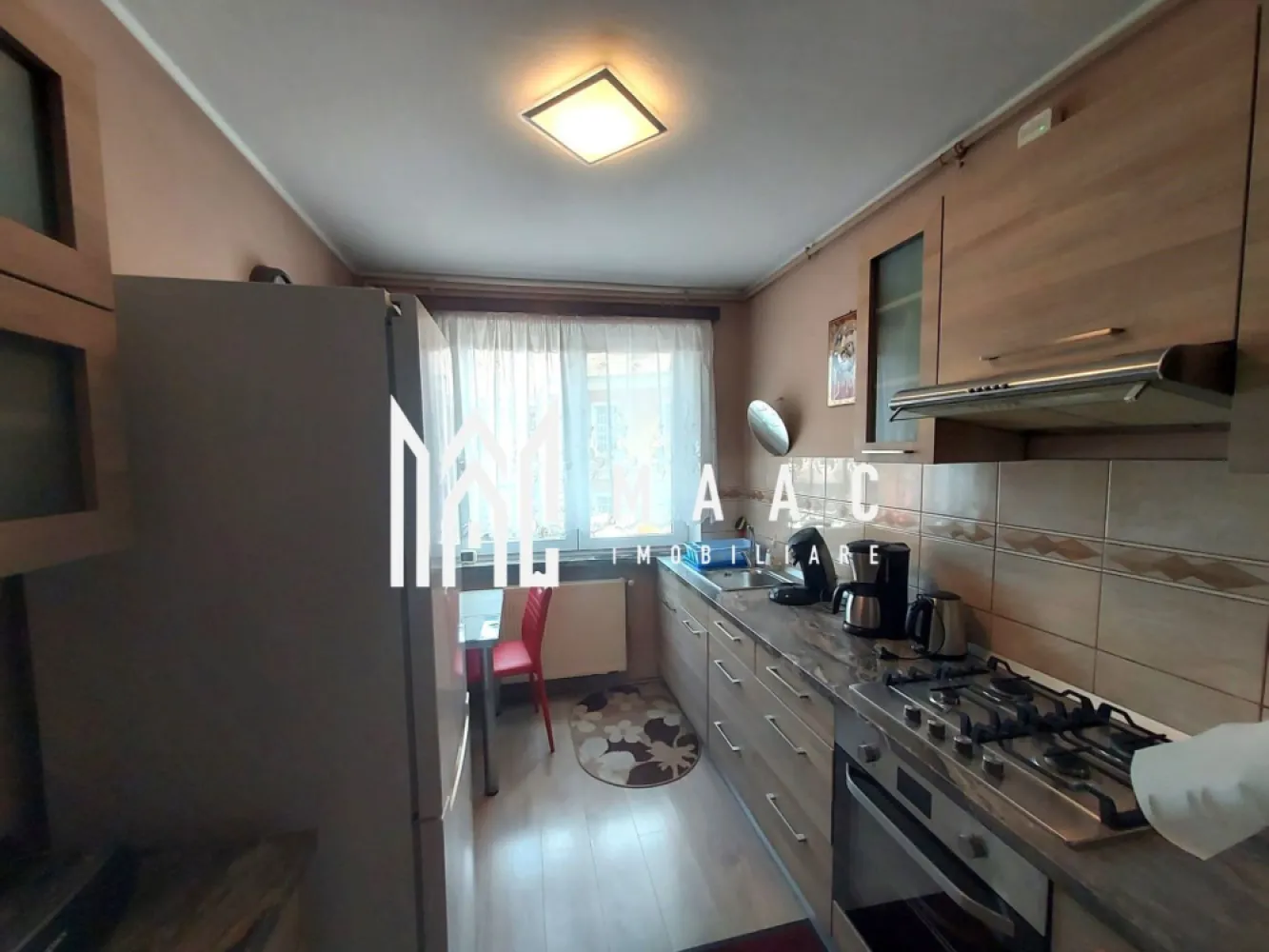 Apartament 3 camere Sibiu decomandat | Central | etaj 1, balcon - Apartament cu 3 camere decomandat, situat la etajul 1 al unui bloc din zona Central din Sibiu, cu 65 mp utili, balcon și disponibilitate imediată pentru închiriere.

Detalii proprietate:
• Suprafață utilă: 65 mp
• Compartimentare: decomandat
• Compartimentare interioară: hol de acces, bucătărie, living cu ieșire în balcon, 2 dormitoare și baie cu duș
• Etaj 1 din 4
• Bloc finalizat, construit în anul 1970
• 1 balcon
• Disponibil imediat
• Termen minim de închiriere: 12 luni
• Se percepe garanție în cuantumul unei chirii lunare
• Pentru o perioadă mai lungă de închiriere, chiriașii pot schimba mobilierul

Localizare:
Proprietatea este situată în Sibiu, în zona Central, într-un bloc cu 4 niveluri.

Contactați echipa MAAC Imobiliare pentru detalii suplimentare și programarea unei vizionări. Cod anunț CP3208718.

Conținut optimizat cu AI, aprobat de agent uman.