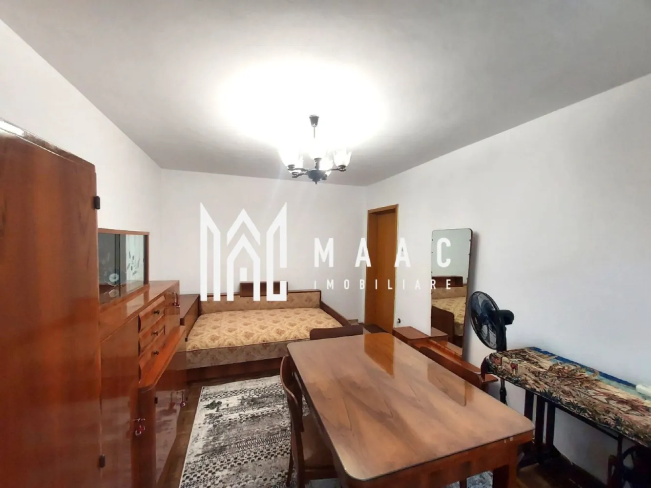 Apartament 3 camere Sibiu decomandat | Central | etaj 1, balcon - Apartament cu 3 camere decomandat, situat la etajul 1 al unui bloc din zona Central din Sibiu, cu 65 mp utili, balcon și disponibilitate imediată pentru închiriere.

Detalii proprietate:
• Suprafață utilă: 65 mp
• Compartimentare: decomandat
• Compartimentare interioară: hol de acces, bucătărie, living cu ieșire în balcon, 2 dormitoare și baie cu duș
• Etaj 1 din 4
• Bloc finalizat, construit în anul 1970
• 1 balcon
• Disponibil imediat
• Termen minim de închiriere: 12 luni
• Se percepe garanție în cuantumul unei chirii lunare
• Pentru o perioadă mai lungă de închiriere, chiriașii pot schimba mobilierul

Localizare:
Proprietatea este situată în Sibiu, în zona Central, într-un bloc cu 4 niveluri.

Contactați echipa MAAC Imobiliare pentru detalii suplimentare și programarea unei vizionări. Cod anunț CP3208718.

Conținut optimizat cu AI, aprobat de agent uman.