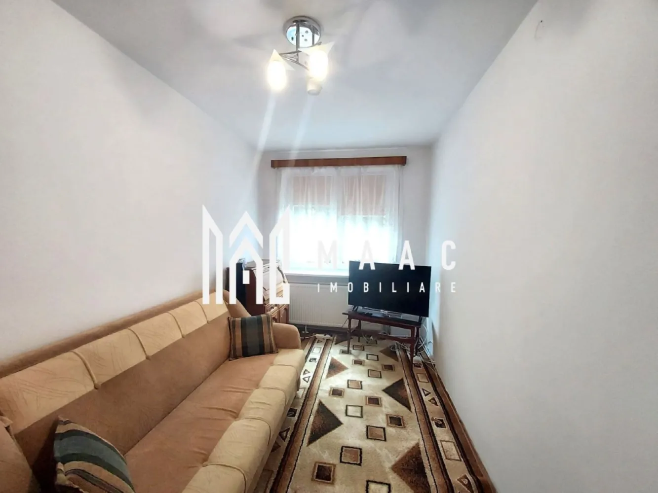 Apartament 3 camere Sibiu decomandat | Central | etaj 1, balcon - Apartament cu 3 camere decomandat, situat la etajul 1 al unui bloc din zona Central din Sibiu, cu 65 mp utili, balcon și disponibilitate imediată pentru închiriere.

Detalii proprietate:
• Suprafață utilă: 65 mp
• Compartimentare: decomandat
• Compartimentare interioară: hol de acces, bucătărie, living cu ieșire în balcon, 2 dormitoare și baie cu duș
• Etaj 1 din 4
• Bloc finalizat, construit în anul 1970
• 1 balcon
• Disponibil imediat
• Termen minim de închiriere: 12 luni
• Se percepe garanție în cuantumul unei chirii lunare
• Pentru o perioadă mai lungă de închiriere, chiriașii pot schimba mobilierul

Localizare:
Proprietatea este situată în Sibiu, în zona Central, într-un bloc cu 4 niveluri.

Contactați echipa MAAC Imobiliare pentru detalii suplimentare și programarea unei vizionări. Cod anunț CP3208718.

Conținut optimizat cu AI, aprobat de agent uman.