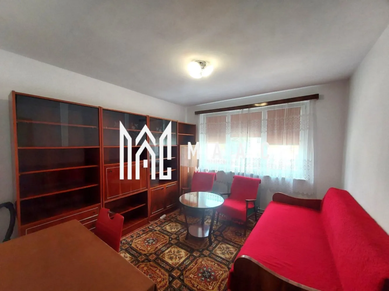 Apartament 3 camere Sibiu decomandat | Central | etaj 1, balcon - Apartament cu 3 camere decomandat, situat la etajul 1 al unui bloc din zona Central din Sibiu, cu 65 mp utili, balcon și disponibilitate imediată pentru închiriere.

Detalii proprietate:
• Suprafață utilă: 65 mp
• Compartimentare: decomandat
• Compartimentare interioară: hol de acces, bucătărie, living cu ieșire în balcon, 2 dormitoare și baie cu duș
• Etaj 1 din 4
• Bloc finalizat, construit în anul 1970
• 1 balcon
• Disponibil imediat
• Termen minim de închiriere: 12 luni
• Se percepe garanție în cuantumul unei chirii lunare
• Pentru o perioadă mai lungă de închiriere, chiriașii pot schimba mobilierul

Localizare:
Proprietatea este situată în Sibiu, în zona Central, într-un bloc cu 4 niveluri.

Contactați echipa MAAC Imobiliare pentru detalii suplimentare și programarea unei vizionări. Cod anunț CP3208718.

Conținut optimizat cu AI, aprobat de agent uman.
