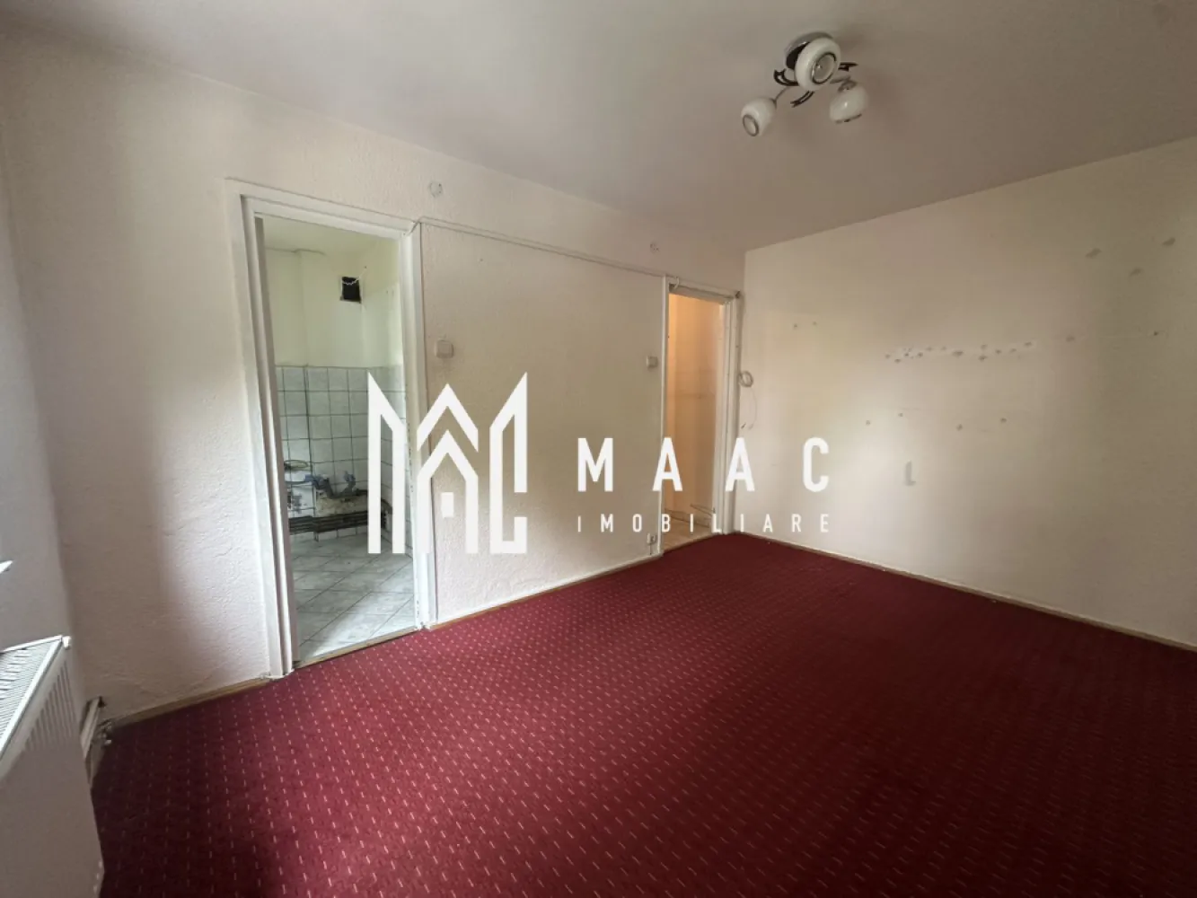 Apartament de vânzare Sibiu | Țiglari | 2 camere, 41 mp - Apartament cu 2 camere semidecomandat în zona Țiglari din Sibiu, situat la etajul 1 al unui imobil cu 4 niveluri, cu 41 mp utili și acces rapid la facilitățile din apropiere.

Detalii proprietate:
• Suprafață utilă: 41 mp
• Suprafață construită: 49 mp
• Compartimentare: semidecomandat
• Configurație: living, dormitor, baie, bucătărie
• Etaj 1 din 4
• An construcție: 1990
• Stare interioară: bună
• Instalația electrică este schimbată

Zonă și acces:
Proprietatea este amplasată în Țiglari, cu Grădinița nr. 36 peste drum, iar magazinele, farmacia și stația de autobuz se află la aproximativ 2 minute distanță. Poziționarea oferă acces rapid la serviciile de zi cu zi.

Pentru mai multe detalii și pentru programarea unei vizionări, contactați echipa MAAC Imobiliare și menționați Cod anunț CP3209945.

Conținut optimizat cu AI, aprobat de agent uman.