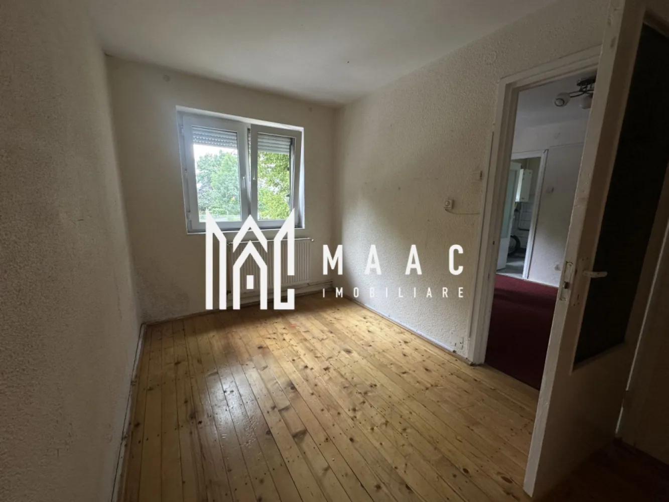 Apartament de vânzare Sibiu | Țiglari | 2 camere, 41 mp - Apartament cu 2 camere semidecomandat în zona Țiglari din Sibiu, situat la etajul 1 al unui imobil cu 4 niveluri, cu 41 mp utili și acces rapid la facilitățile din apropiere.

Detalii proprietate:
• Suprafață utilă: 41 mp
• Suprafață construită: 49 mp
• Compartimentare: semidecomandat
• Configurație: living, dormitor, baie, bucătărie
• Etaj 1 din 4
• An construcție: 1990
• Stare interioară: bună
• Instalația electrică este schimbată

Zonă și acces:
Proprietatea este amplasată în Țiglari, cu Grădinița nr. 36 peste drum, iar magazinele, farmacia și stația de autobuz se află la aproximativ 2 minute distanță. Poziționarea oferă acces rapid la serviciile de zi cu zi.

Pentru mai multe detalii și pentru programarea unei vizionări, contactați echipa MAAC Imobiliare și menționați Cod anunț CP3209945.

Conținut optimizat cu AI, aprobat de agent uman.