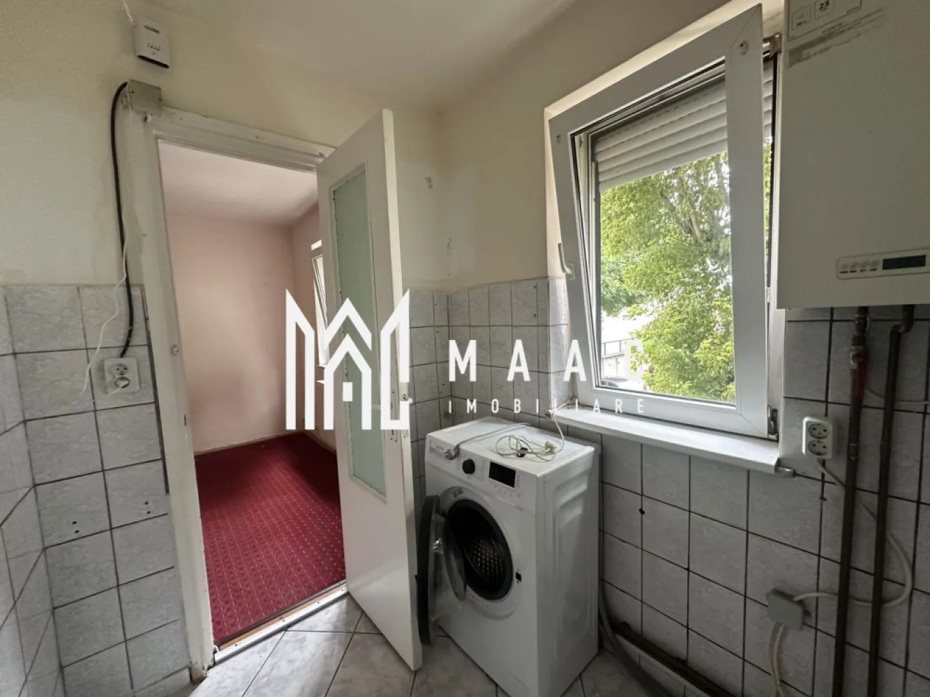 Apartament de vânzare Sibiu | Țiglari | 2 camere, 41 mp - Apartament cu 2 camere semidecomandat în zona Țiglari din Sibiu, situat la etajul 1 al unui imobil cu 4 niveluri, cu 41 mp utili și acces rapid la facilitățile din apropiere.

Detalii proprietate:
• Suprafață utilă: 41 mp
• Suprafață construită: 49 mp
• Compartimentare: semidecomandat
• Configurație: living, dormitor, baie, bucătărie
• Etaj 1 din 4
• An construcție: 1990
• Stare interioară: bună
• Instalația electrică este schimbată

Zonă și acces:
Proprietatea este amplasată în Țiglari, cu Grădinița nr. 36 peste drum, iar magazinele, farmacia și stația de autobuz se află la aproximativ 2 minute distanță. Poziționarea oferă acces rapid la serviciile de zi cu zi.

Pentru mai multe detalii și pentru programarea unei vizionări, contactați echipa MAAC Imobiliare și menționați Cod anunț CP3209945.

Conținut optimizat cu AI, aprobat de agent uman.