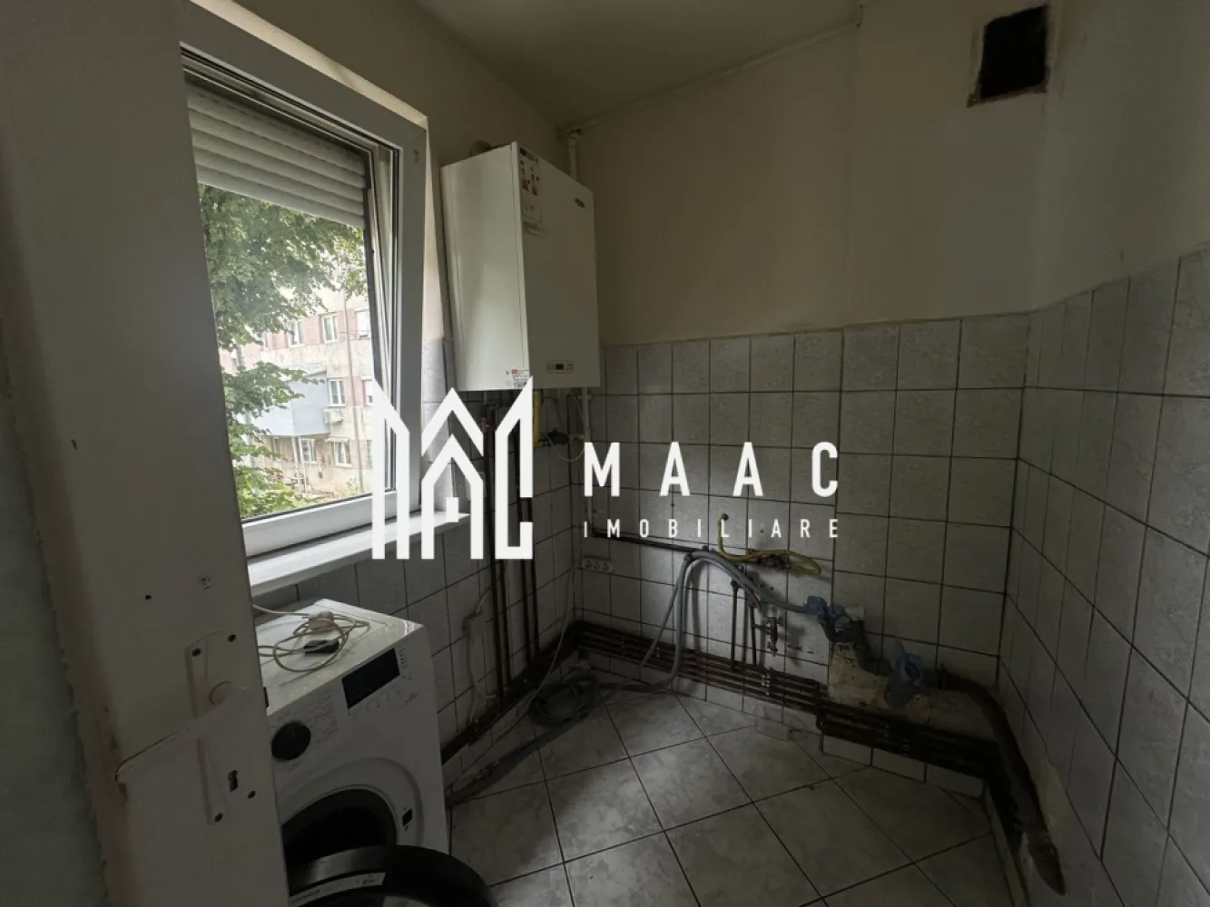 Apartament de vânzare Sibiu | Țiglari | 2 camere, 41 mp - Apartament cu 2 camere semidecomandat în zona Țiglari din Sibiu, situat la etajul 1 al unui imobil cu 4 niveluri, cu 41 mp utili și acces rapid la facilitățile din apropiere.

Detalii proprietate:
• Suprafață utilă: 41 mp
• Suprafață construită: 49 mp
• Compartimentare: semidecomandat
• Configurație: living, dormitor, baie, bucătărie
• Etaj 1 din 4
• An construcție: 1990
• Stare interioară: bună
• Instalația electrică este schimbată

Zonă și acces:
Proprietatea este amplasată în Țiglari, cu Grădinița nr. 36 peste drum, iar magazinele, farmacia și stația de autobuz se află la aproximativ 2 minute distanță. Poziționarea oferă acces rapid la serviciile de zi cu zi.

Pentru mai multe detalii și pentru programarea unei vizionări, contactați echipa MAAC Imobiliare și menționați Cod anunț CP3209945.

Conținut optimizat cu AI, aprobat de agent uman.