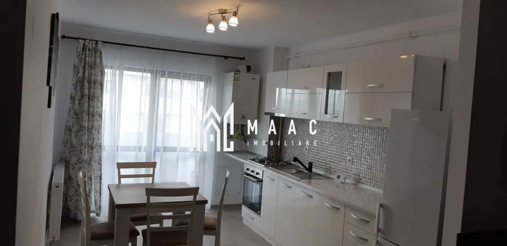 Apartament 2 camere | Hipodrom 3, Sibiu | balcon 10 mp, lift - Pentru cei care caută apartamente de închiriat în Sibiu, această proprietate din Hipodrom 3 oferă 2 camere, 50 mp utili, balcon generos și acces rapid spre zonele comerciale importante ale orașului.

Detalii proprietate:
• Apartament cu 2 camere, 1 dormitor, 1 baie și 1 bucătărie
• Suprafață utilă: 50 mp
• Etaj 5 din 10, într-un imobil finalizat, construit în 2015
• Balcon de 10 mp
• Se închiriază complet mobilat și utilat
• Mașină de spălat vase, mașină de spălat rufe și televizor LED
• Loc de parcare inclus
• Boxă pentru depozitare la subsol
• Bloc cu lift

Zona Hipodrom 3 oferă acces rapid către Shopping City Sibiu, Kaufland Șelimbăr, stații de autobuz, magazine și farmacii, iar legătura către centrul orașului și principalele puncte de interes este facilă.

Cod anunț CP3211618. Contactați-ne pentru o vizionare și pentru toate detaliile despre această proprietate disponibilă spre închiriere.

Conținut optimizat cu AI, aprobat de agent uman.