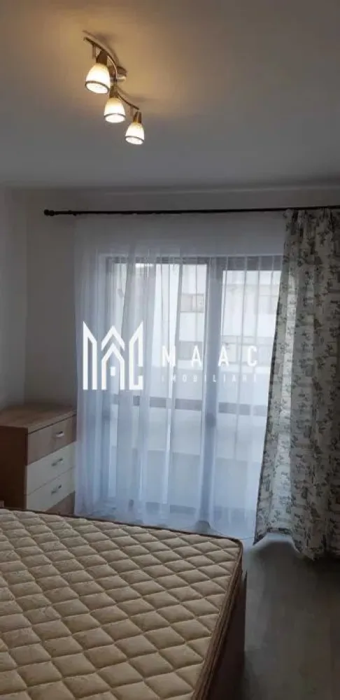 Apartament 2 camere | Hipodrom 3, Sibiu | balcon 10 mp, lift - Pentru cei care caută apartamente de închiriat în Sibiu, această proprietate din Hipodrom 3 oferă 2 camere, 50 mp utili, balcon generos și acces rapid spre zonele comerciale importante ale orașului.

Detalii proprietate:
• Apartament cu 2 camere, 1 dormitor, 1 baie și 1 bucătărie
• Suprafață utilă: 50 mp
• Etaj 5 din 10, într-un imobil finalizat, construit în 2015
• Balcon de 10 mp
• Se închiriază complet mobilat și utilat
• Mașină de spălat vase, mașină de spălat rufe și televizor LED
• Loc de parcare inclus
• Boxă pentru depozitare la subsol
• Bloc cu lift

Zona Hipodrom 3 oferă acces rapid către Shopping City Sibiu, Kaufland Șelimbăr, stații de autobuz, magazine și farmacii, iar legătura către centrul orașului și principalele puncte de interes este facilă.

Cod anunț CP3211618. Contactați-ne pentru o vizionare și pentru toate detaliile despre această proprietate disponibilă spre închiriere.

Conținut optimizat cu AI, aprobat de agent uman.