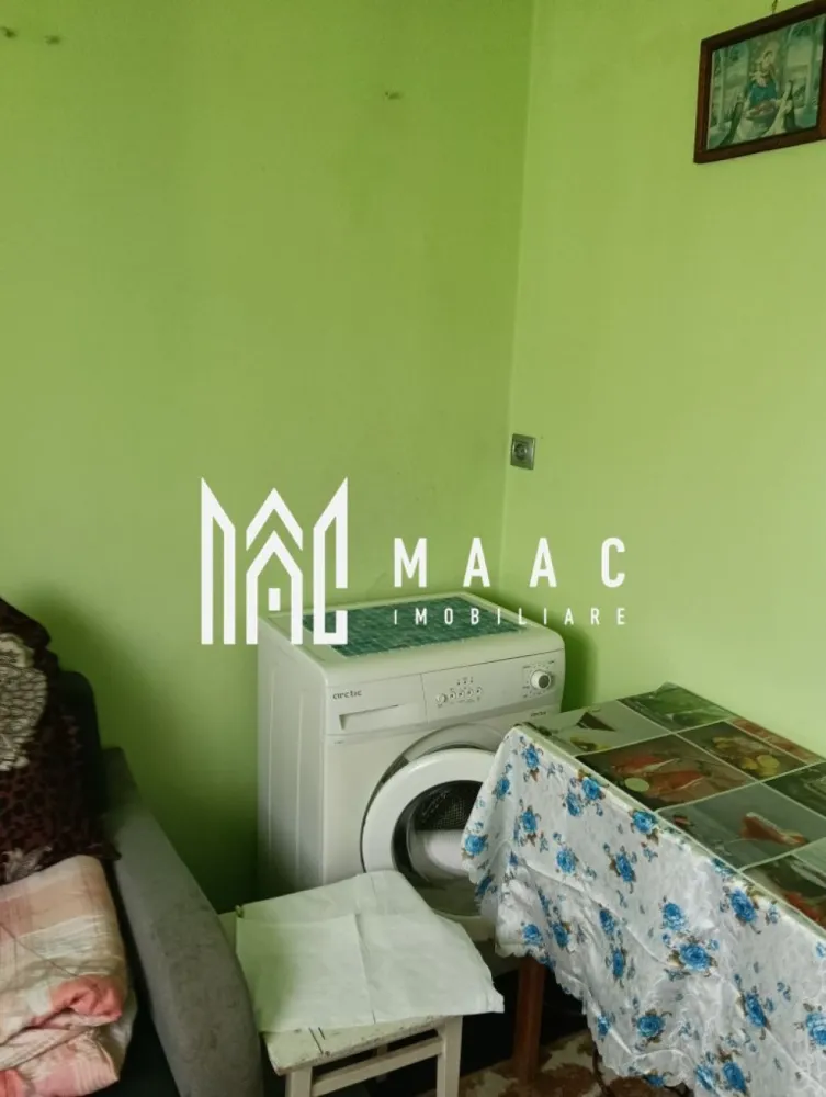 Apartament de vânzare Sibiu | Țiglari | 12 mp, decomandat - Apartament compact de vânzare în zona Țiglari din Sibiu, cu 12 mp utili și compartimentare decomandată, potrivit pentru locuire practică într-un spațiu ușor de întreținut.

Detalii proprietate:
• Suprafață utilă: 12 mp
• Suprafață construită: 15 mp
• Compartimentare: decomandat
• Etaj 4 din 4
• An construcție: 1980
• Stare interioară: bună
• Construcție finalizată
• Baie proprie
• Spațiu de gătit funcțional
• Mobilată și utilată
• Frigider și mașină de spălat incluse
• Încălzire cu convector pe gaz

Zona Țiglari din Sibiu oferă acces la mijloace de transport, magazine și alte puncte de interes, ceea ce face proprietatea ușor de integrat în rutina de zi cu zi.

Pentru mai multe detalii și programarea unei vizionări, contactați echipa MAAC Imobiliare și menționați Cod anunț CP3211863.

Conținut optimizat cu AI, aprobat de agent uman.